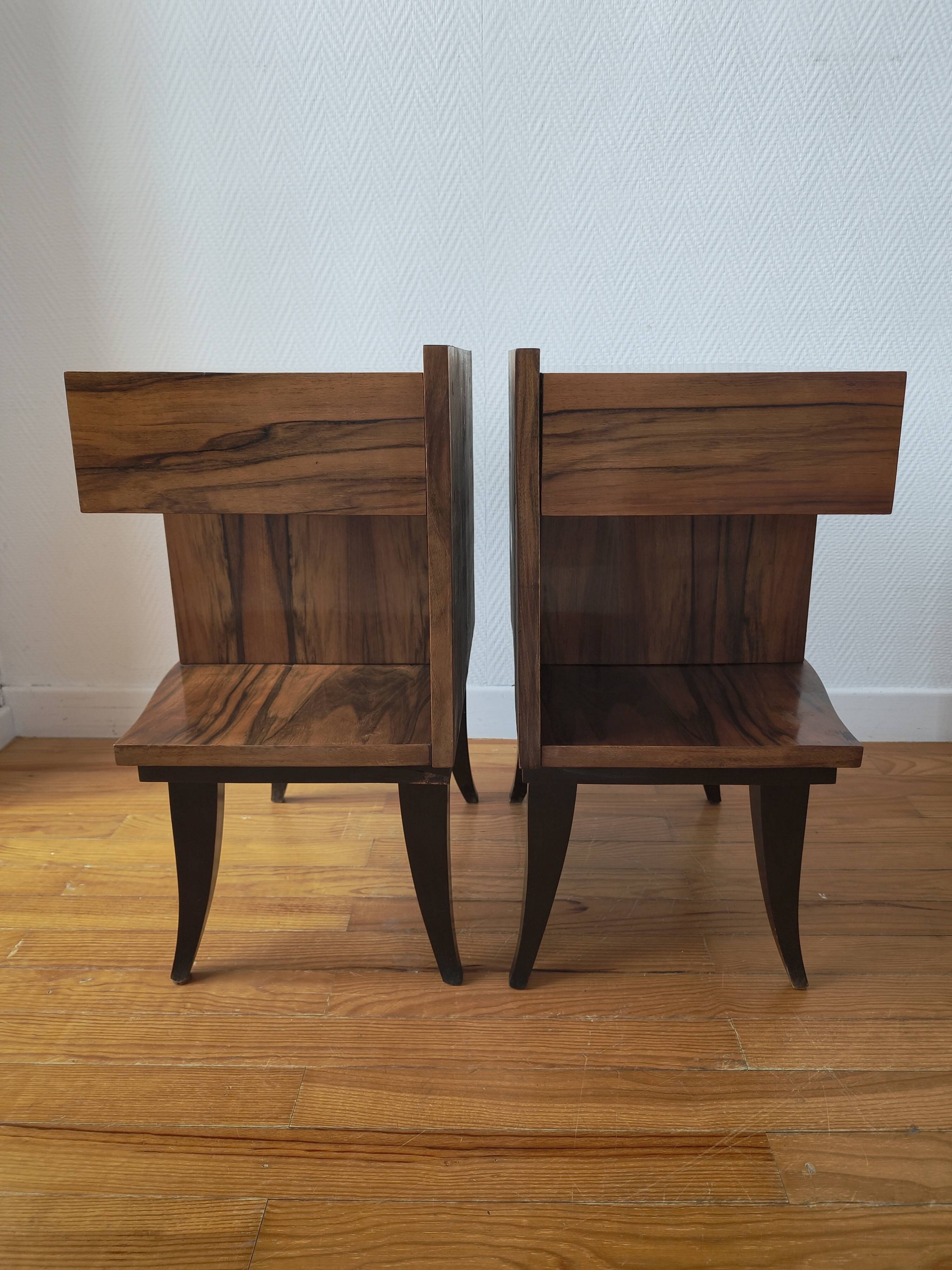 Pair of Art Deco bedside tables with flame veining, 1930s.