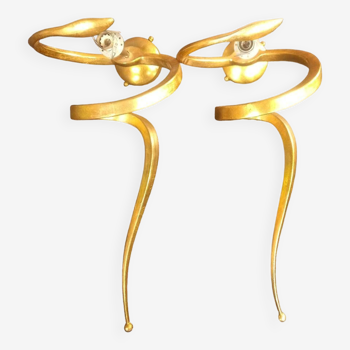 Pair of serpent "teo" lamp wall lights in gold aluminum, enzo ciampalini - 1970s