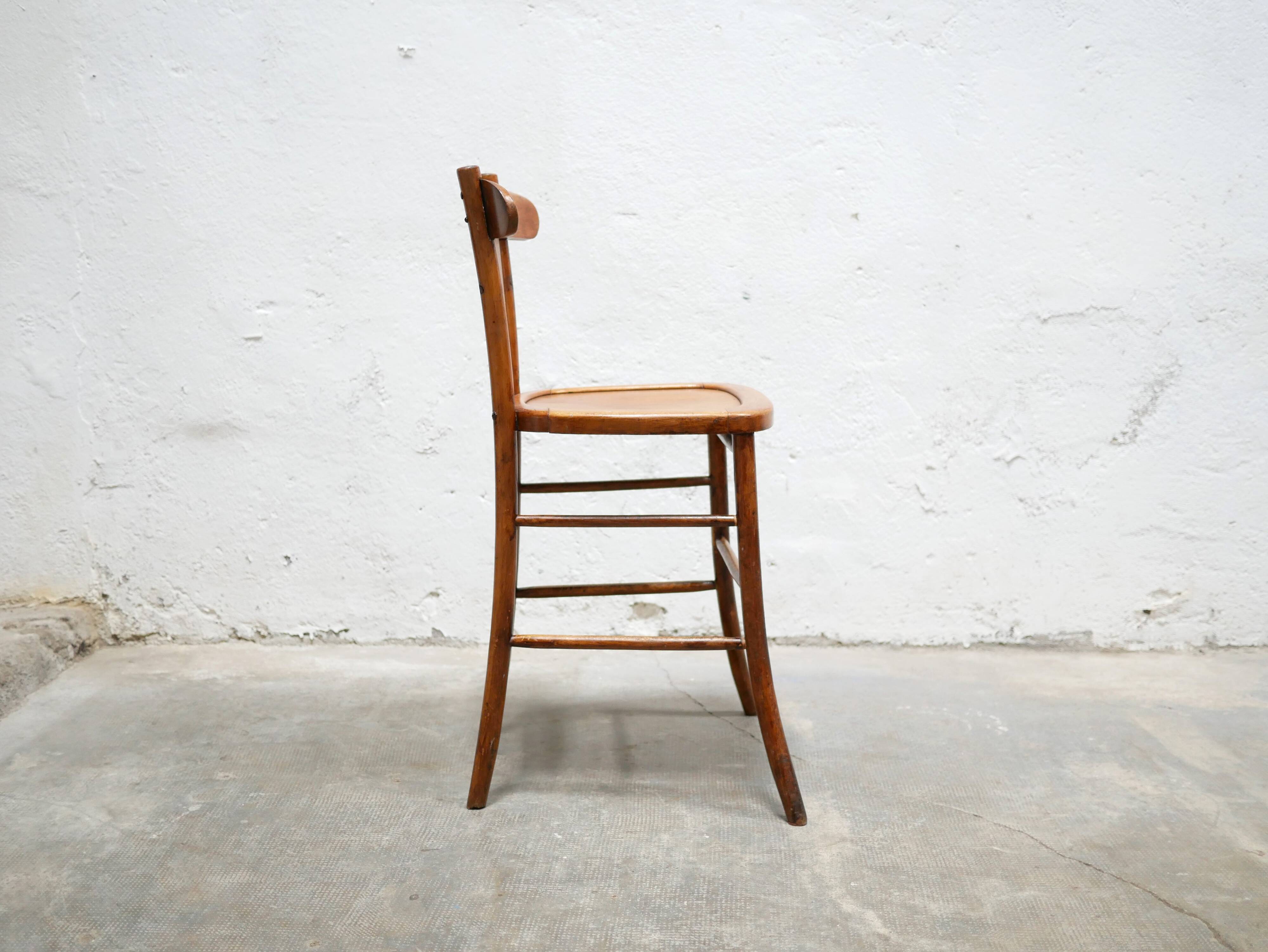 Chaise de bar vintage en bois par les éditions Luterma
