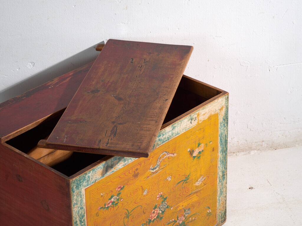 Antique chest painted in pine wood – China, circa 1930