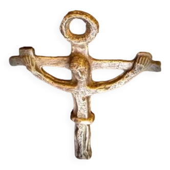 Crucifix vintage artisanal en étain de style brutaliste