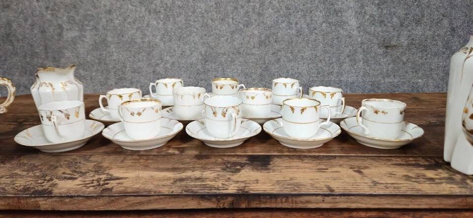 tea or coffee service in porcelain, Louis XV Rocaille style, 19th century