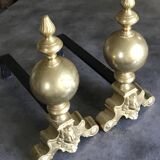 Paire de chenets en laiton et fonte, décor de marmousets, style louis xiv