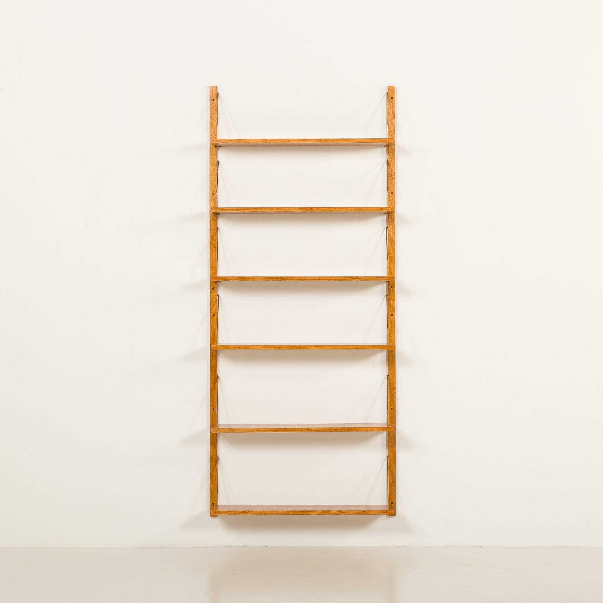 Étagère scandinave des années 60 en chêne doré.