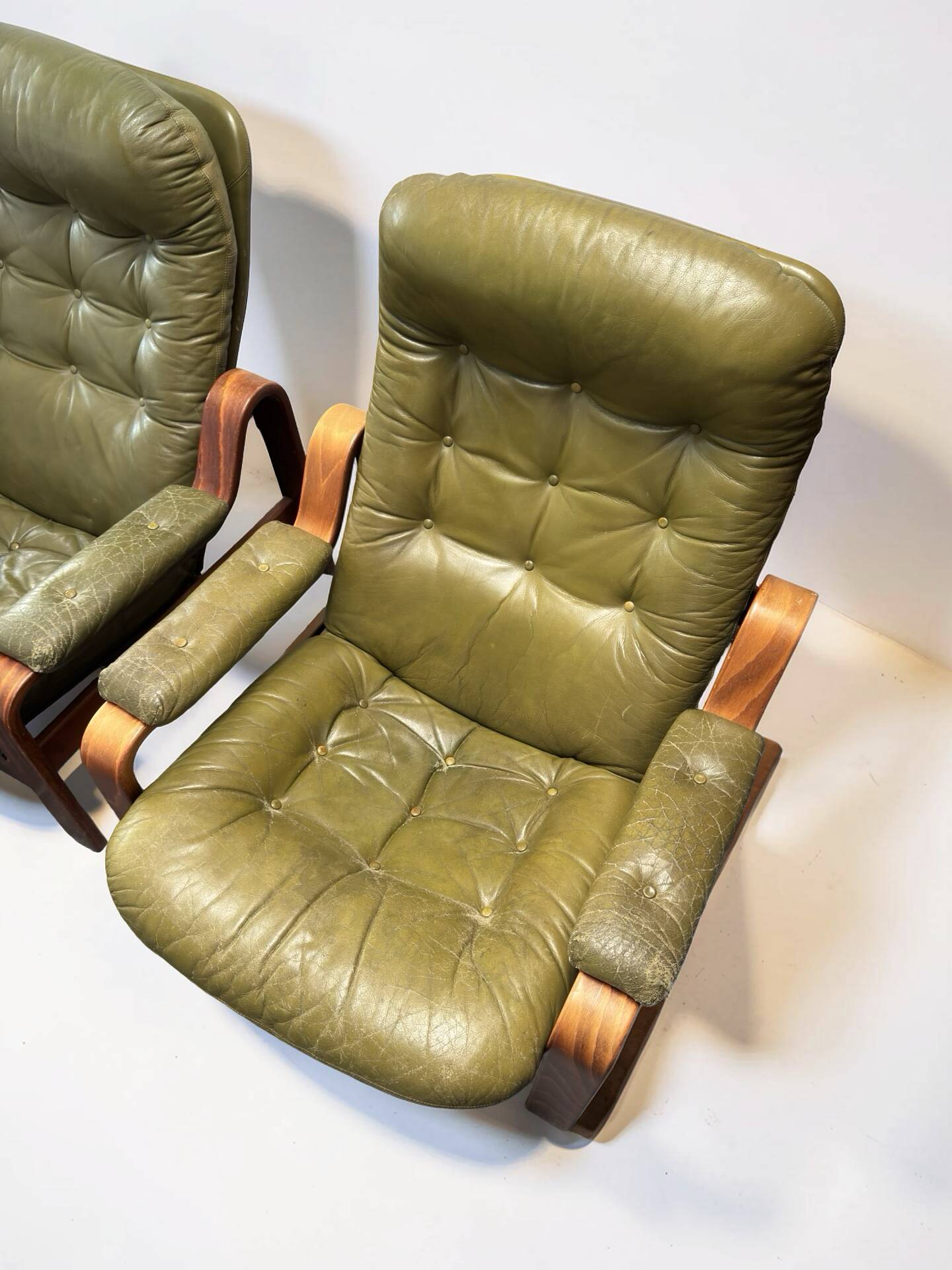 Ensemble de 2 fauteuils de salon vert olive – Göte Möbler, Suède, années 1970