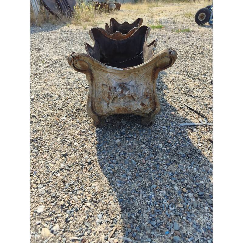 2 cast iron planters from 1900 in Rococo style, Charleville - Mézières