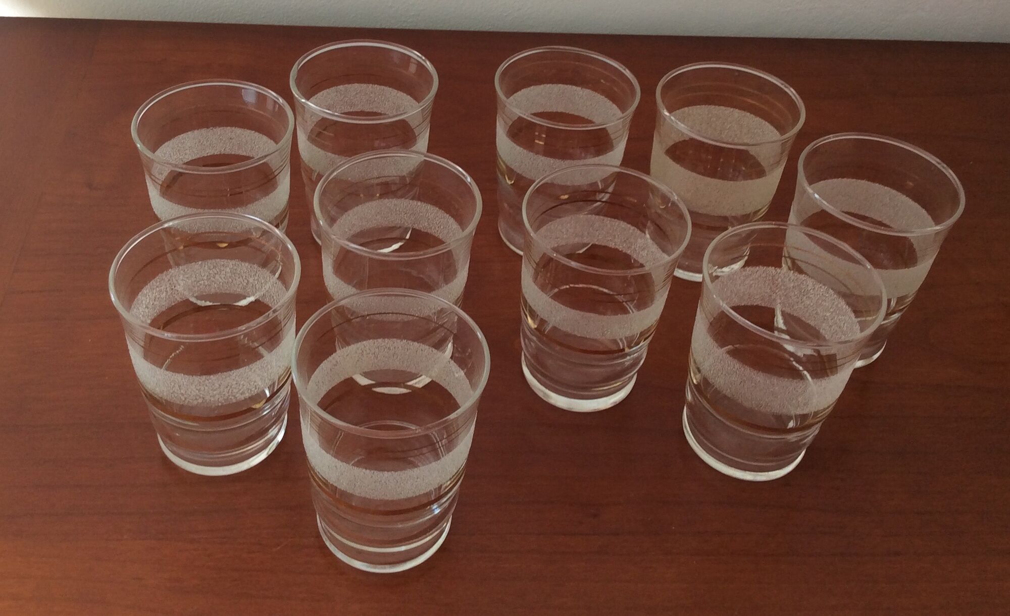 Lot de 10 verres anciens avec bandes granitées et dorées