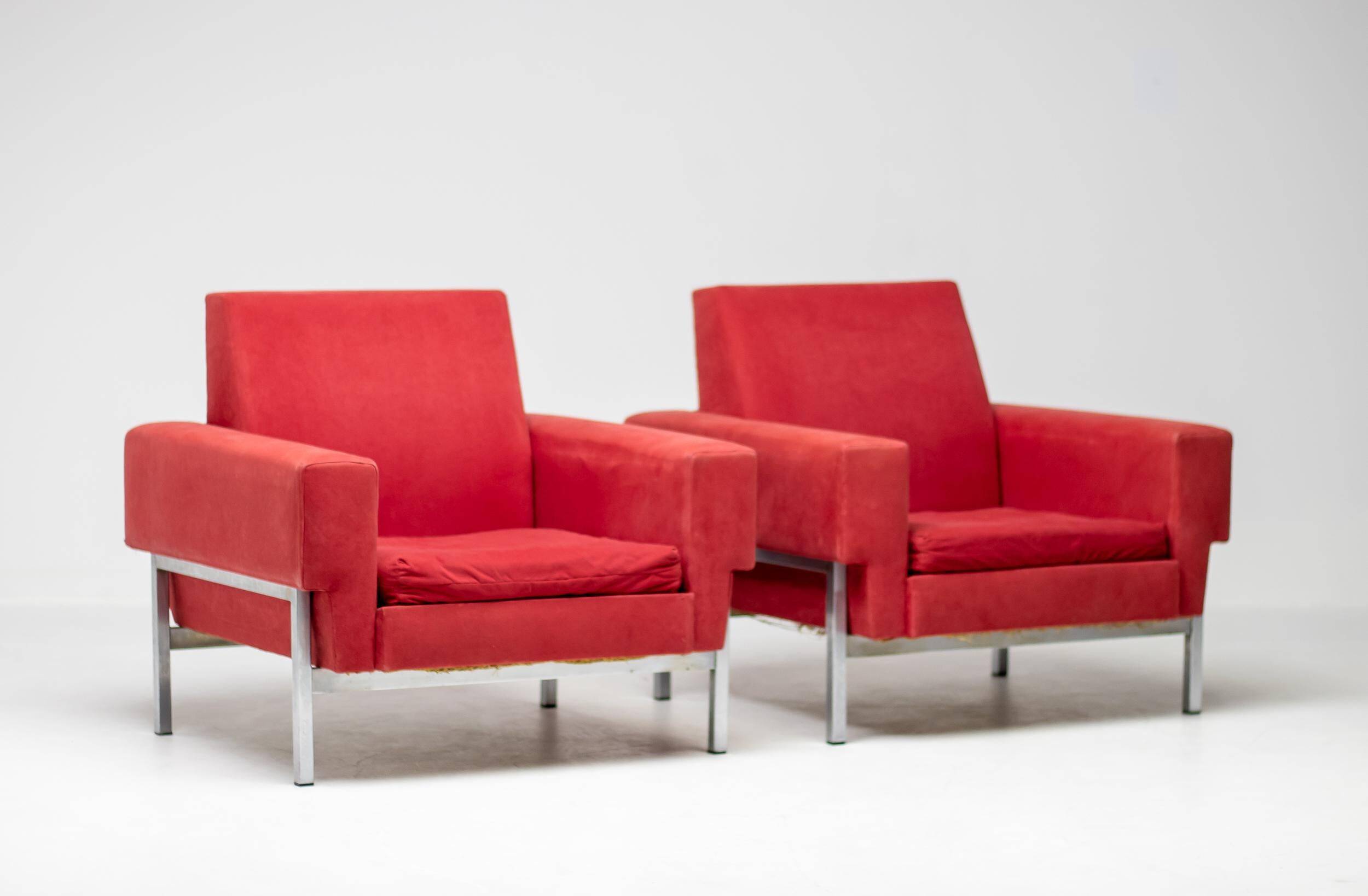 Red Kiushu armchairs by Saporiti characteristic of mid-20th century Italian modern design.