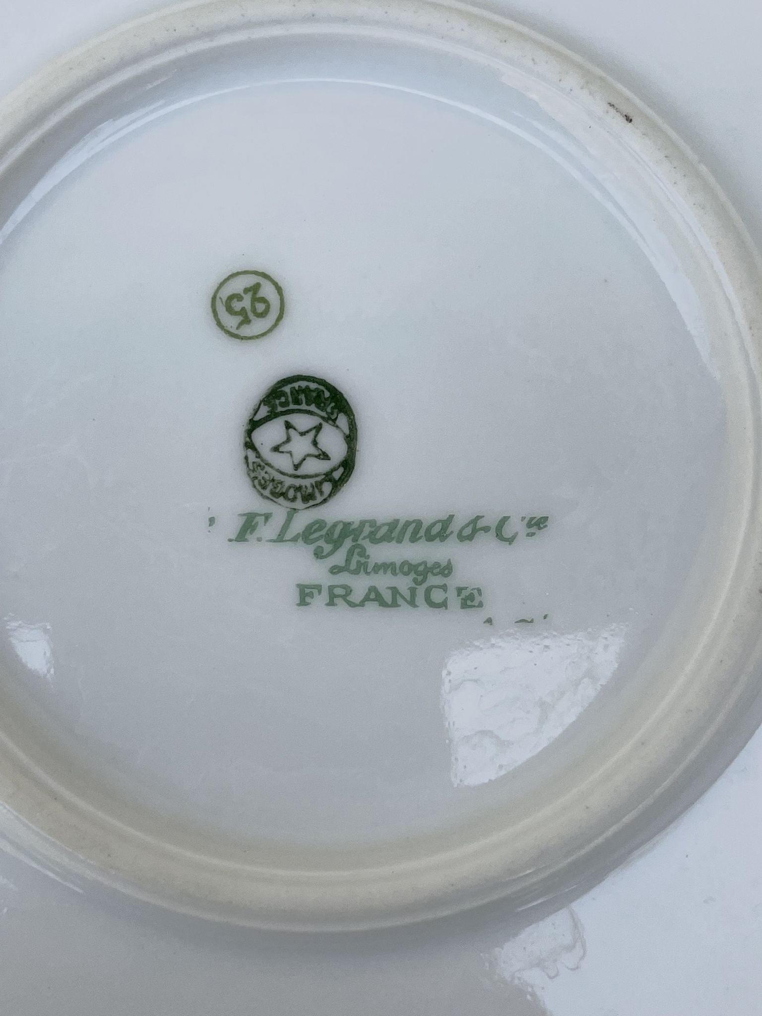 Plat à motif floral