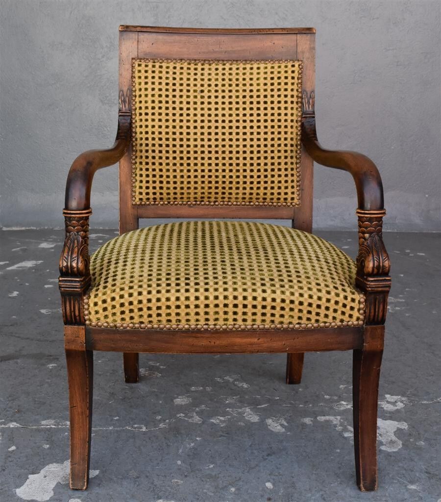 Paire de fauteuils en noyer de style restauration