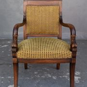 Paire de fauteuils en noyer de style restauration