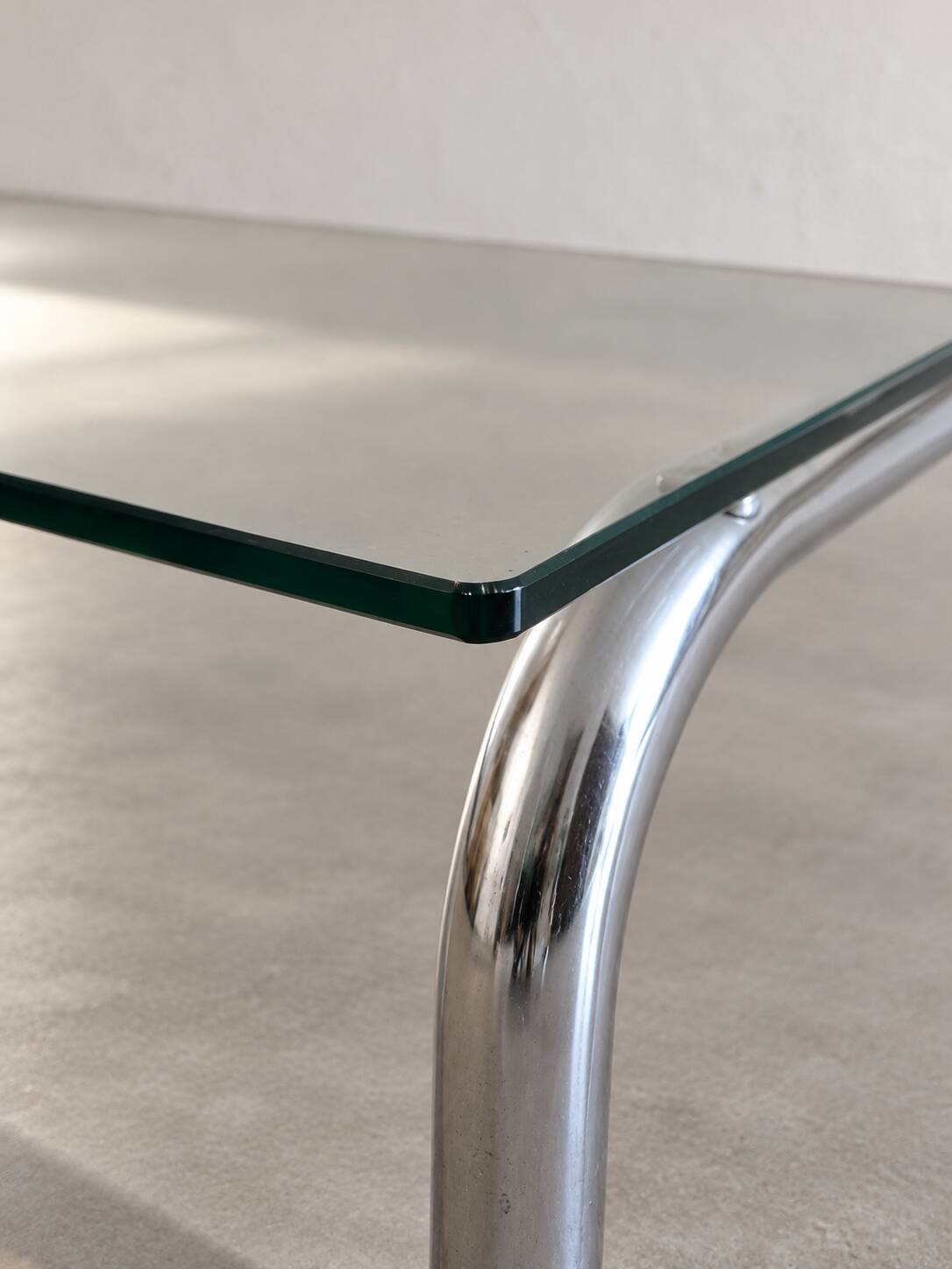 Coffee table in chrome with a glass top.