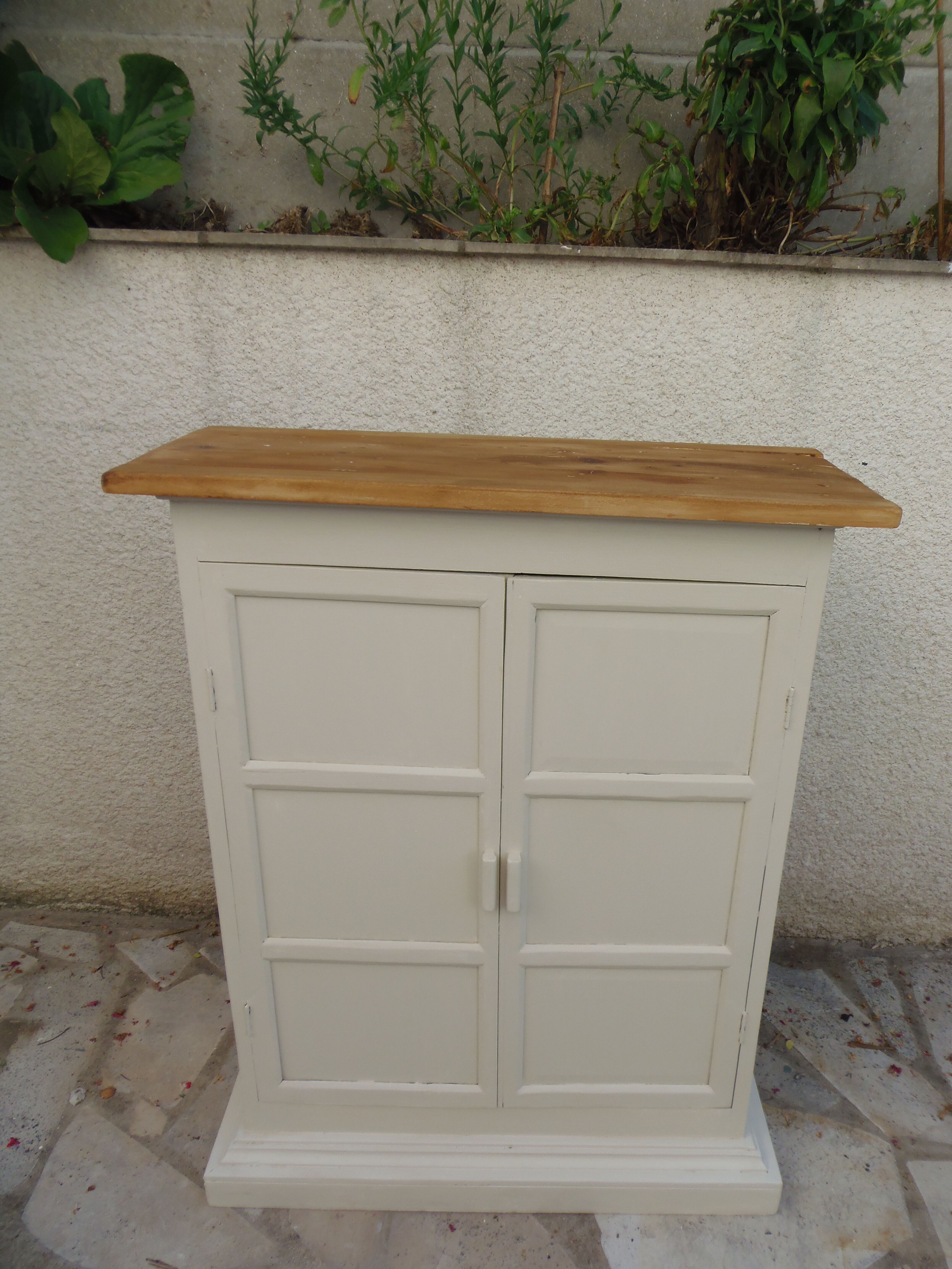 Meuble, buffet peint en beige, plateau en bois brut