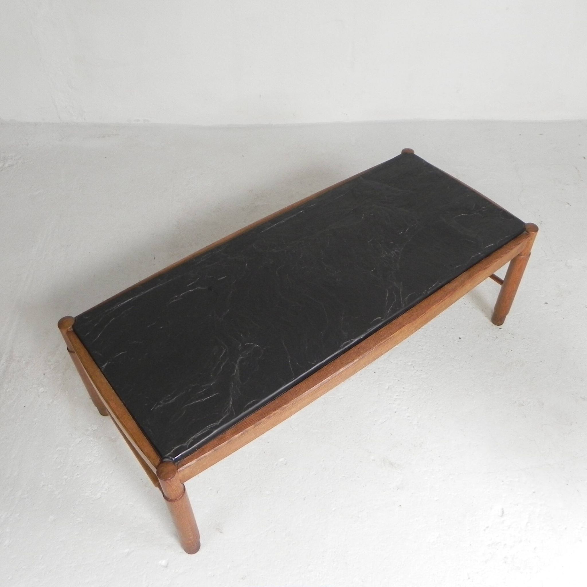 Table basse vintage en chêne avec plateau en ardoise dans un cadre en chêne, années 1960