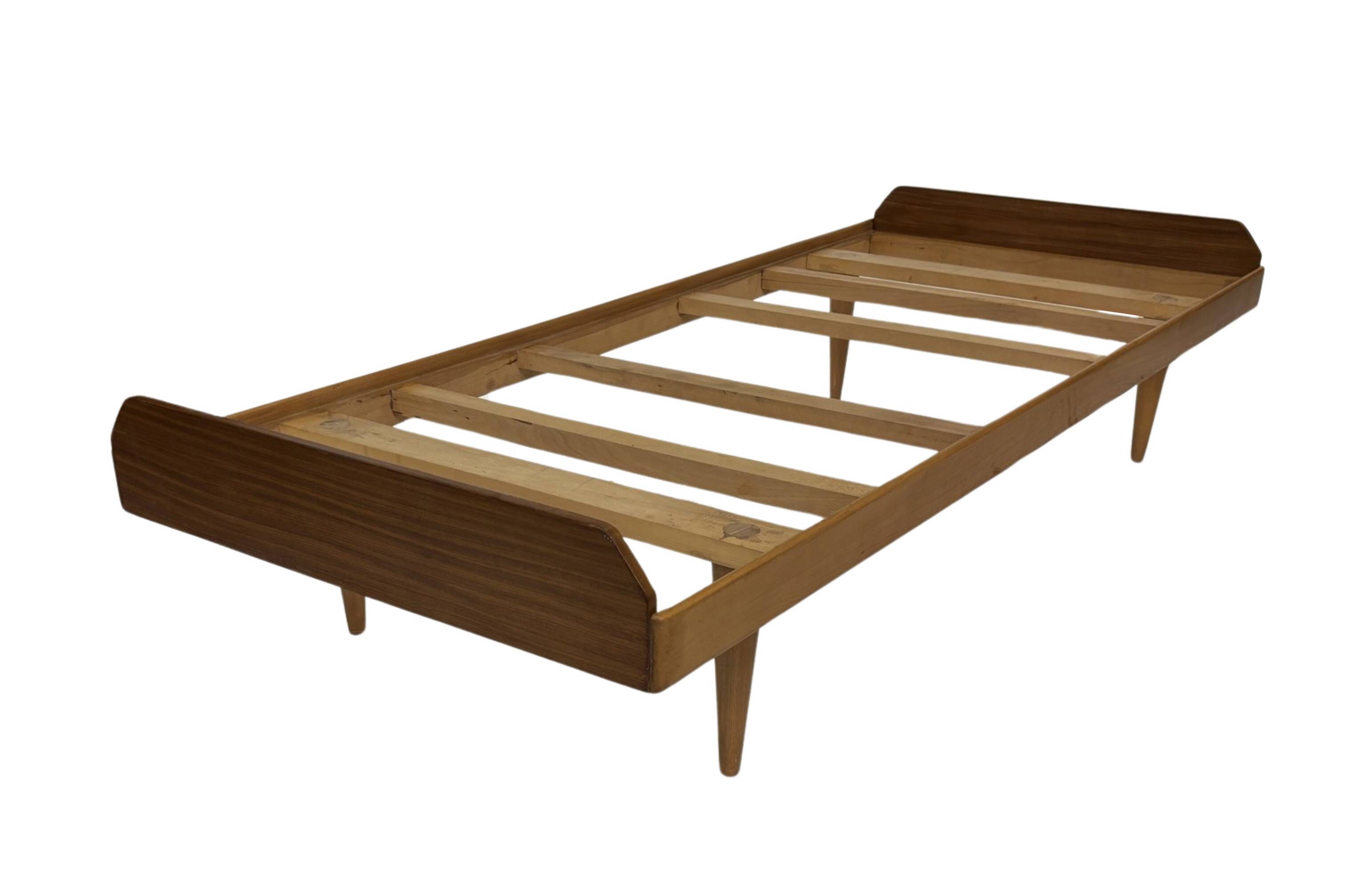 Vintage daybed 1960s minimalist design in Teak wood