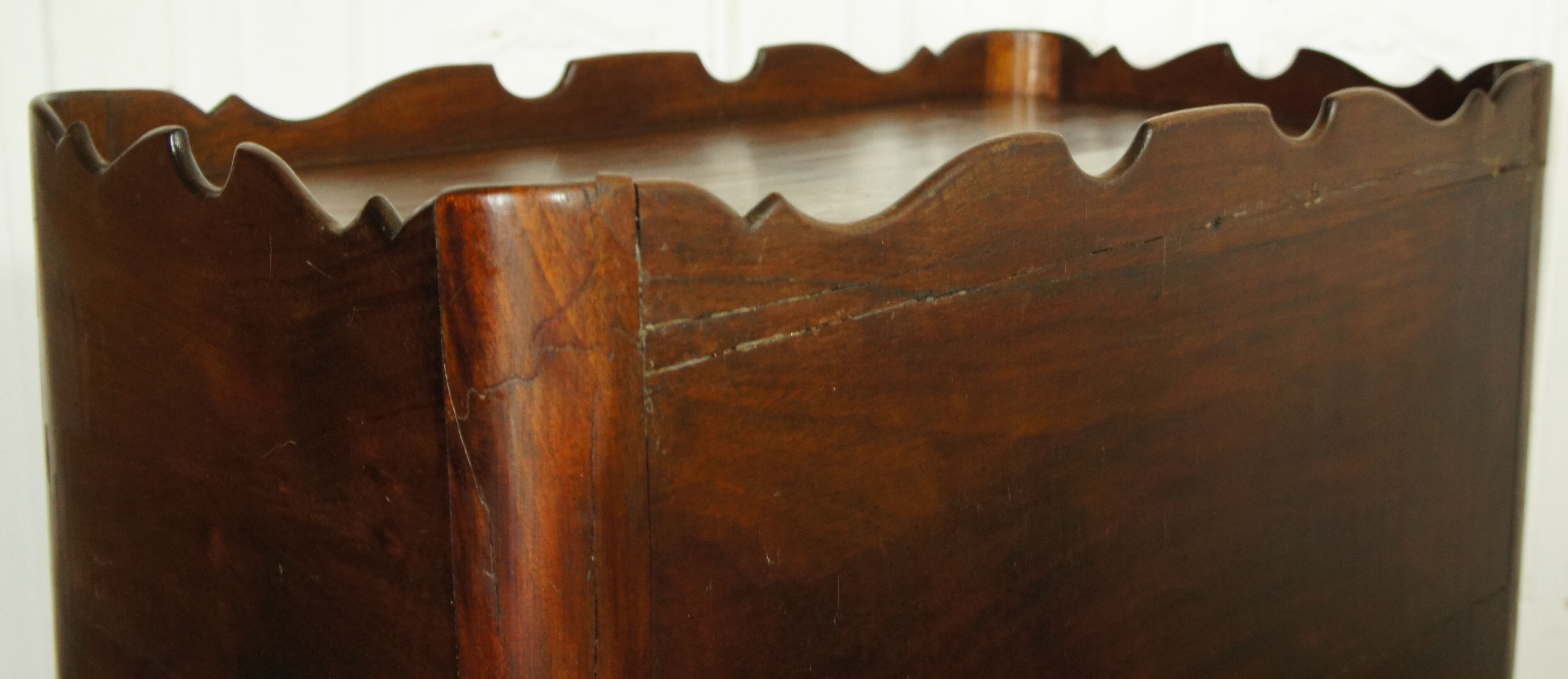 Commode sauteuse ancienne en noyer