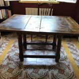 Swivel and extendable table