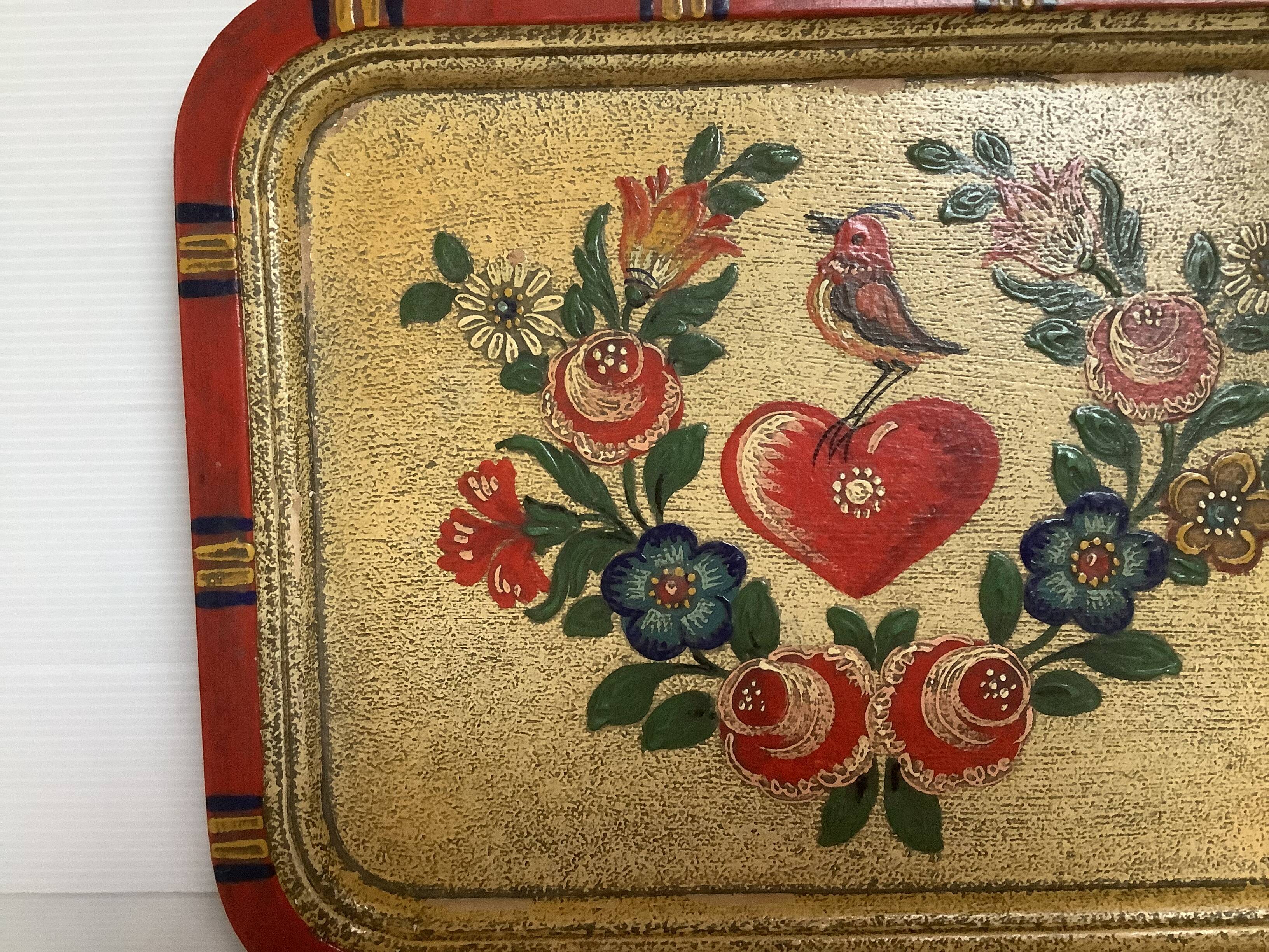 Plateau russe peint en relief
