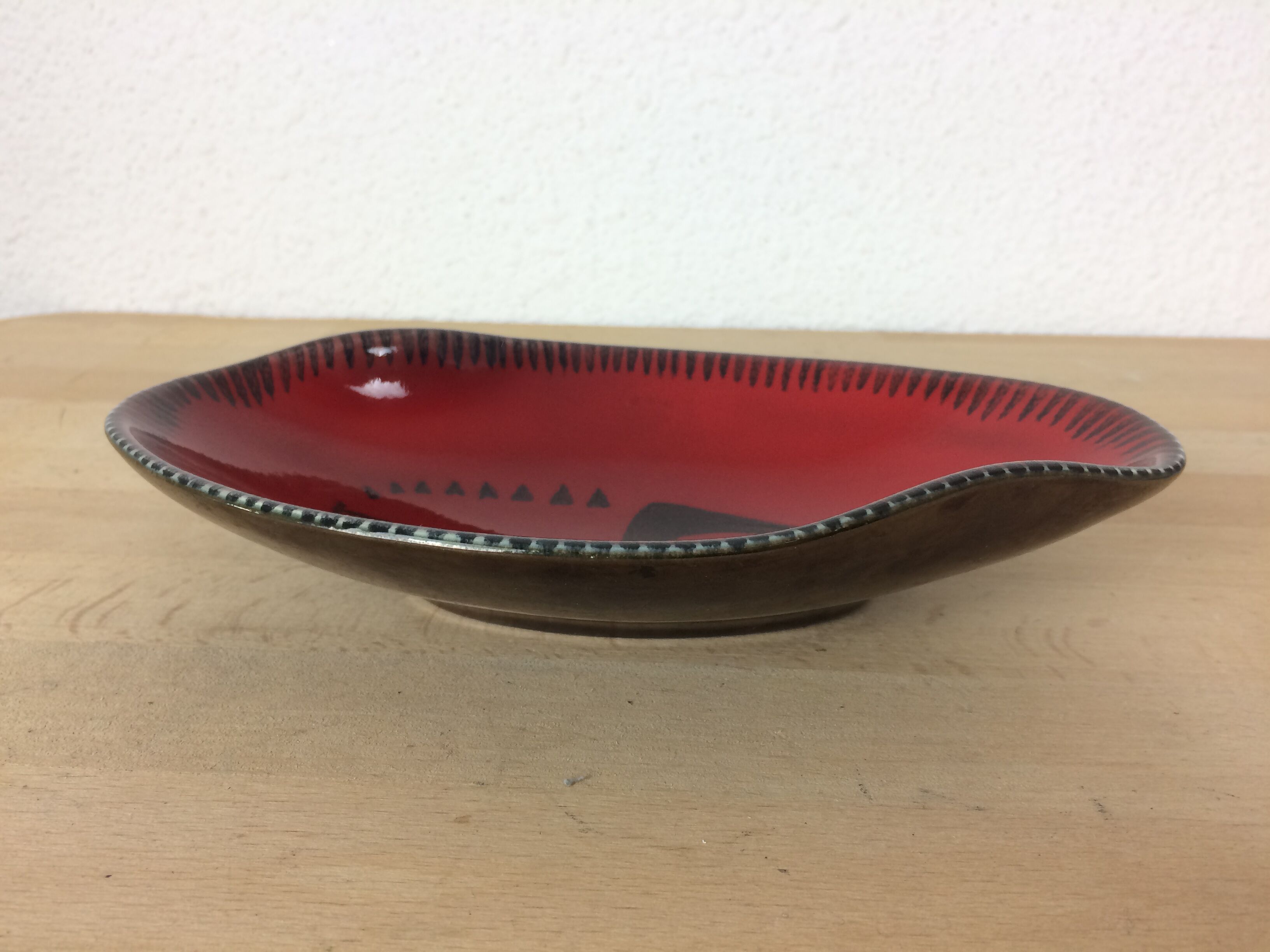 Empty black and red ceramic Elchinger pocket