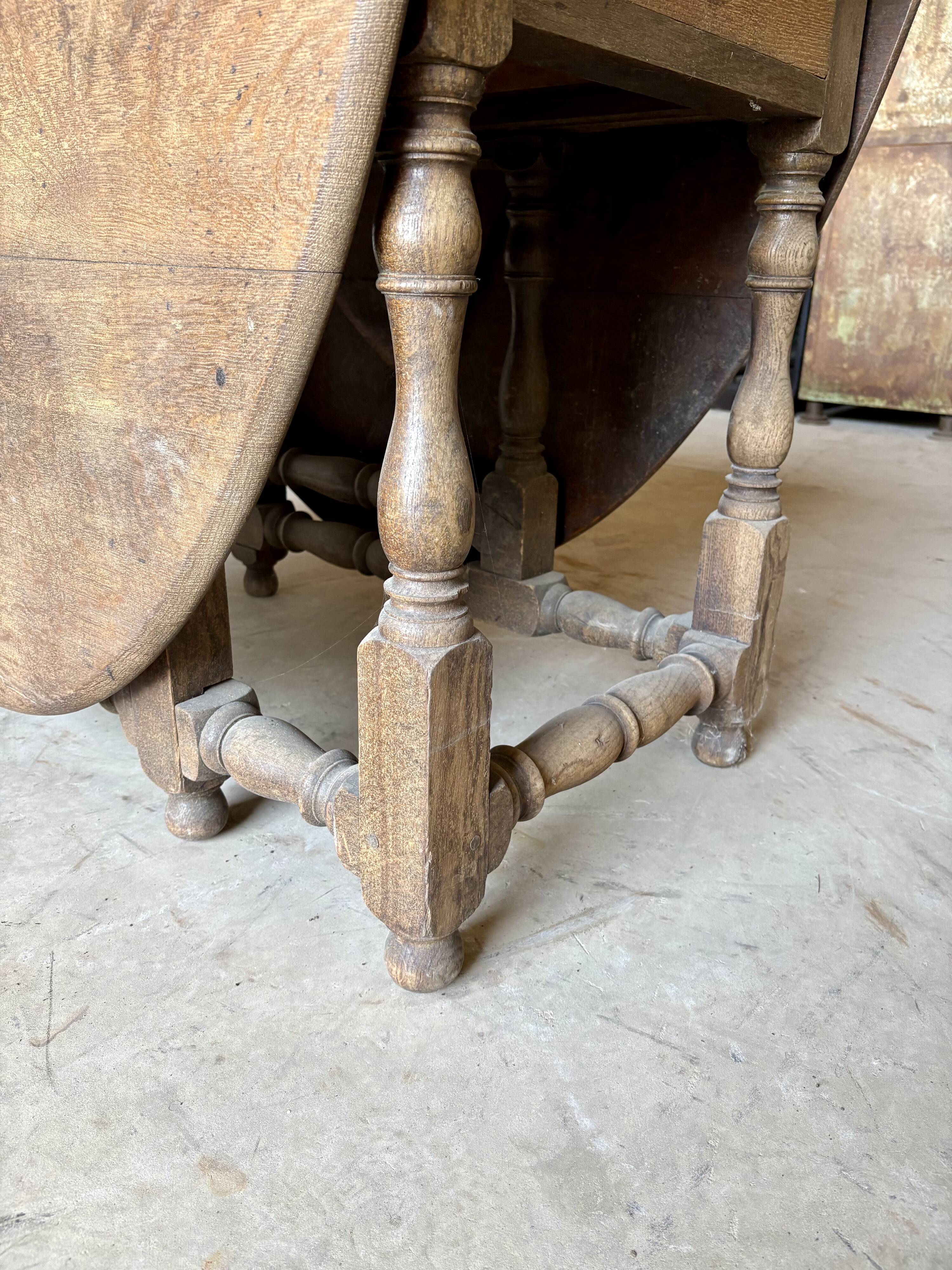 Large drop-leaf table in solid oak – English country style.