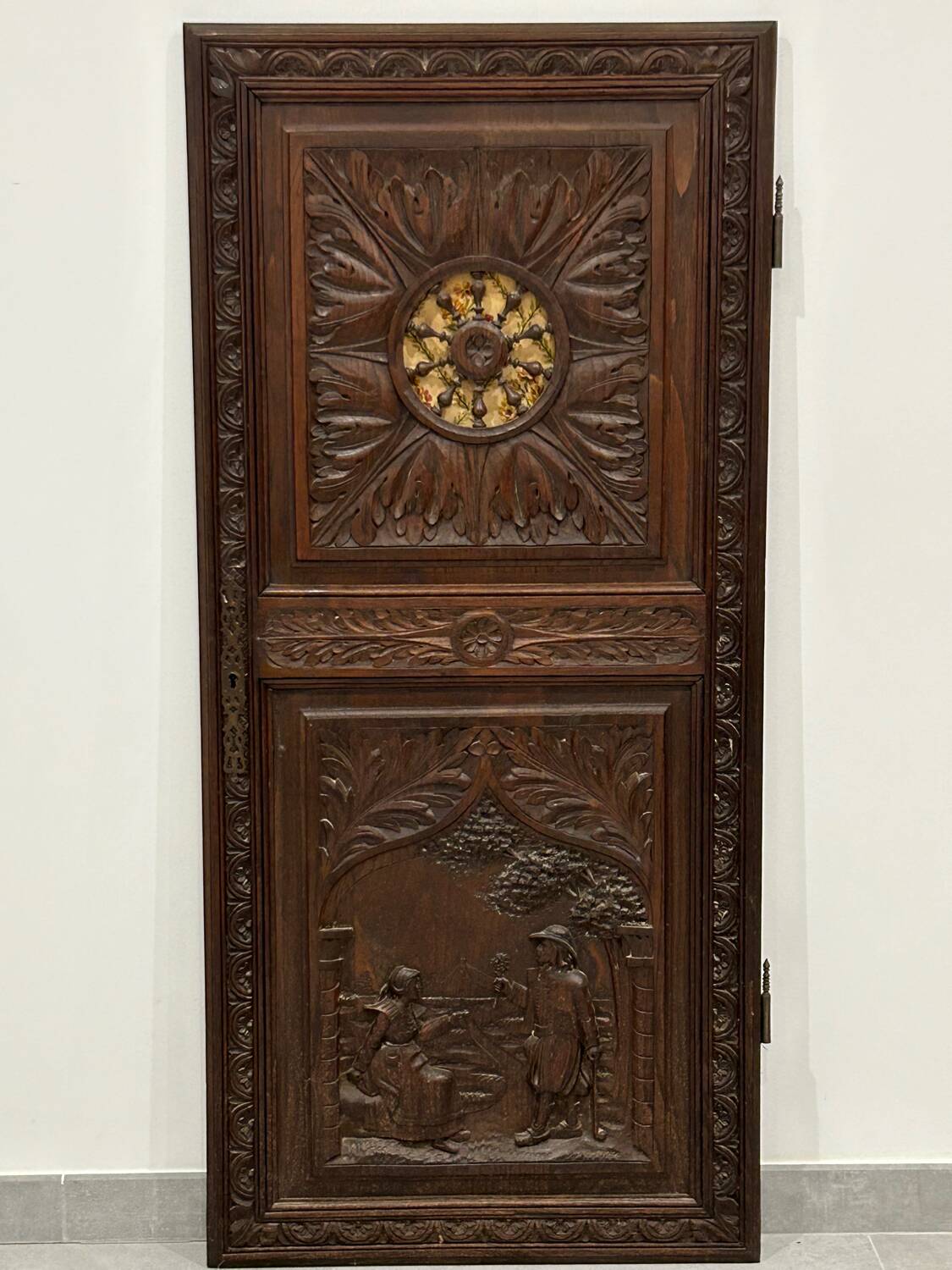 Carved and openwork wardrobe door