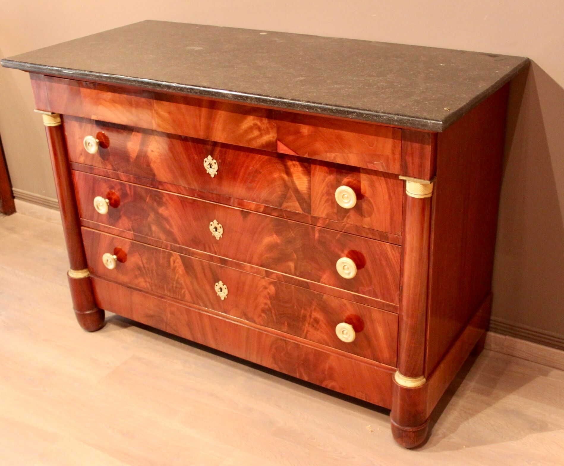EMPIRE Dresser