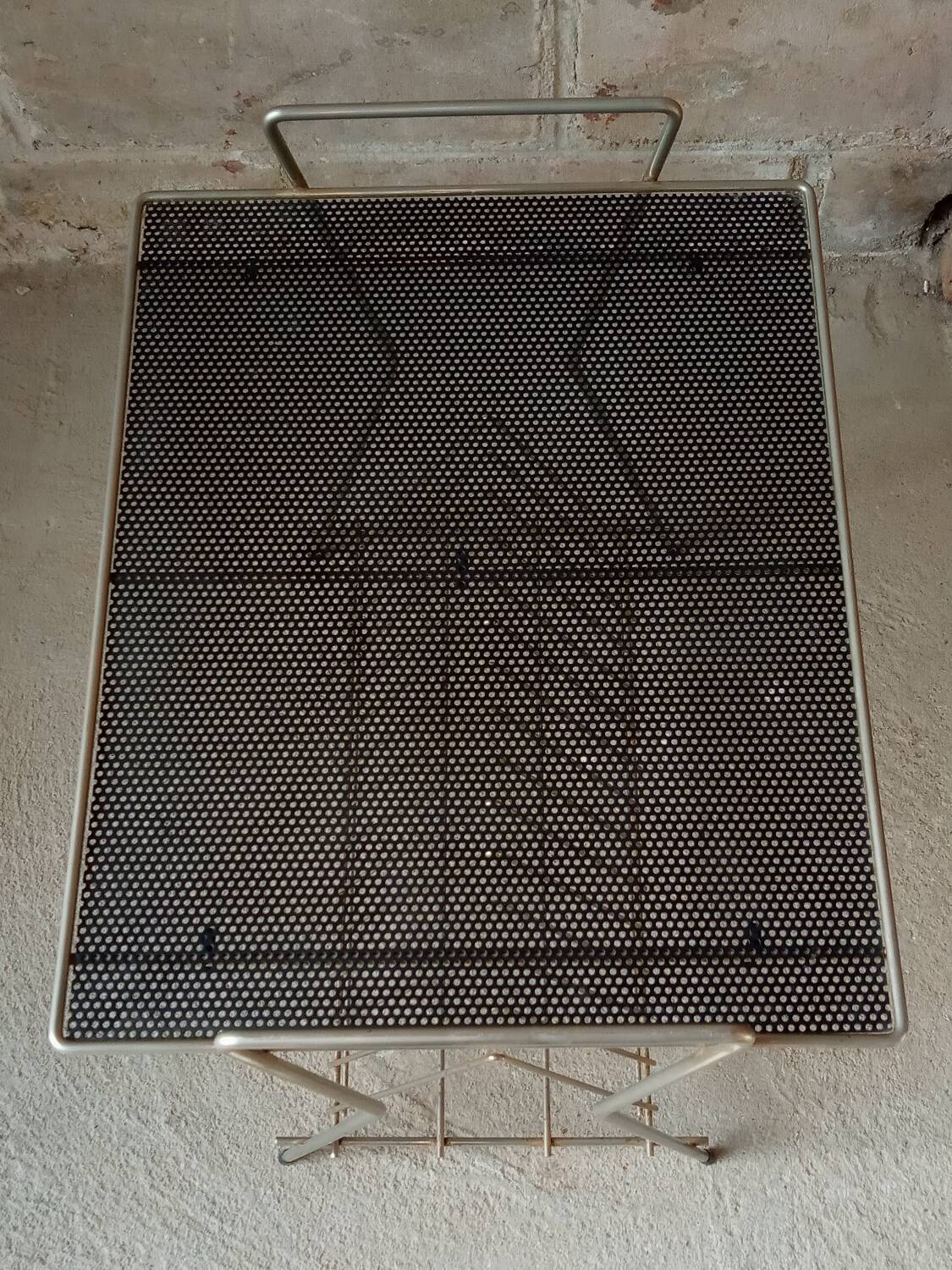 Table porte vinyle en metal perforé