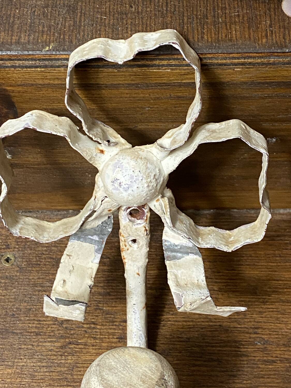 Metal and wood bow and ribbon hooks