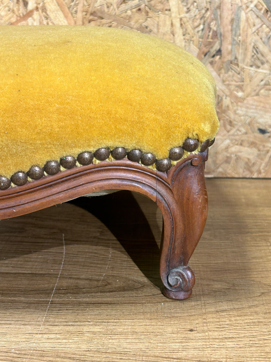 Ancien repose pied bois tissu velours ocre tabouret style Louis XV vintage