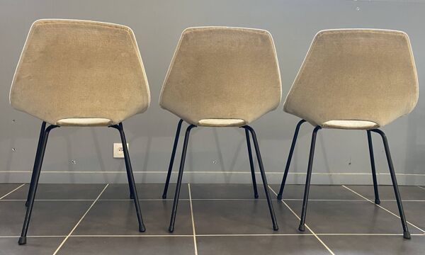 Une chaise tonneau de Pierre Guariche Steiner tissu beige vintage 1950