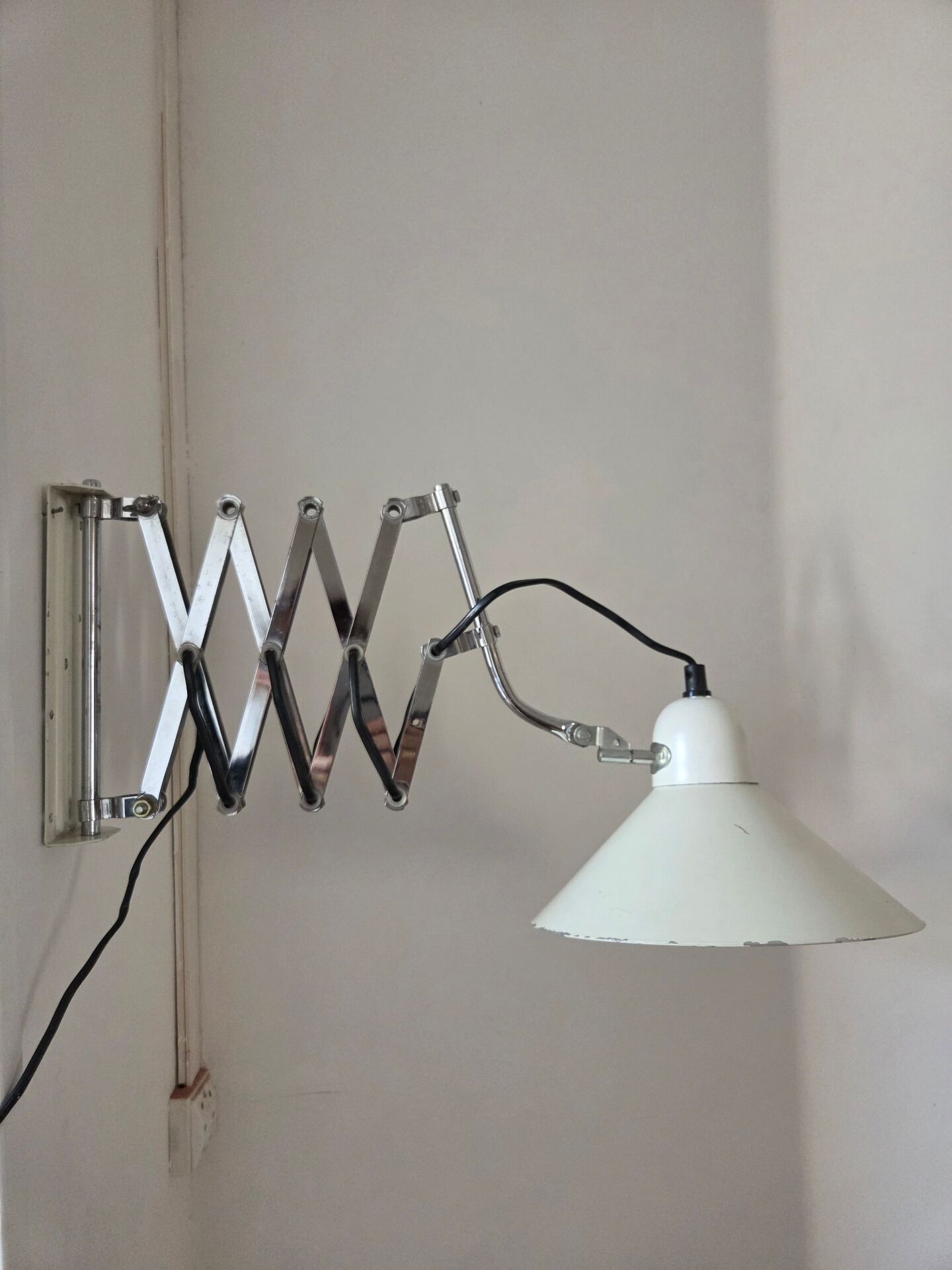 Wall lamp scissors