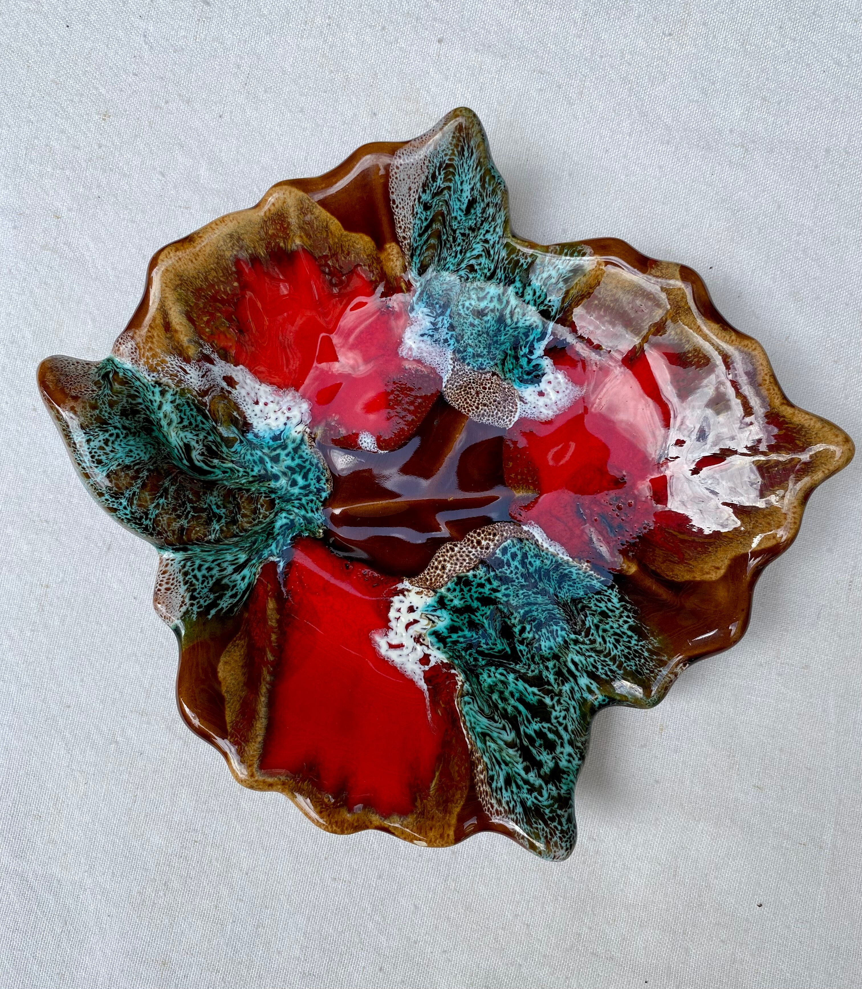 Empty Vallauris leaf-shaped pocket