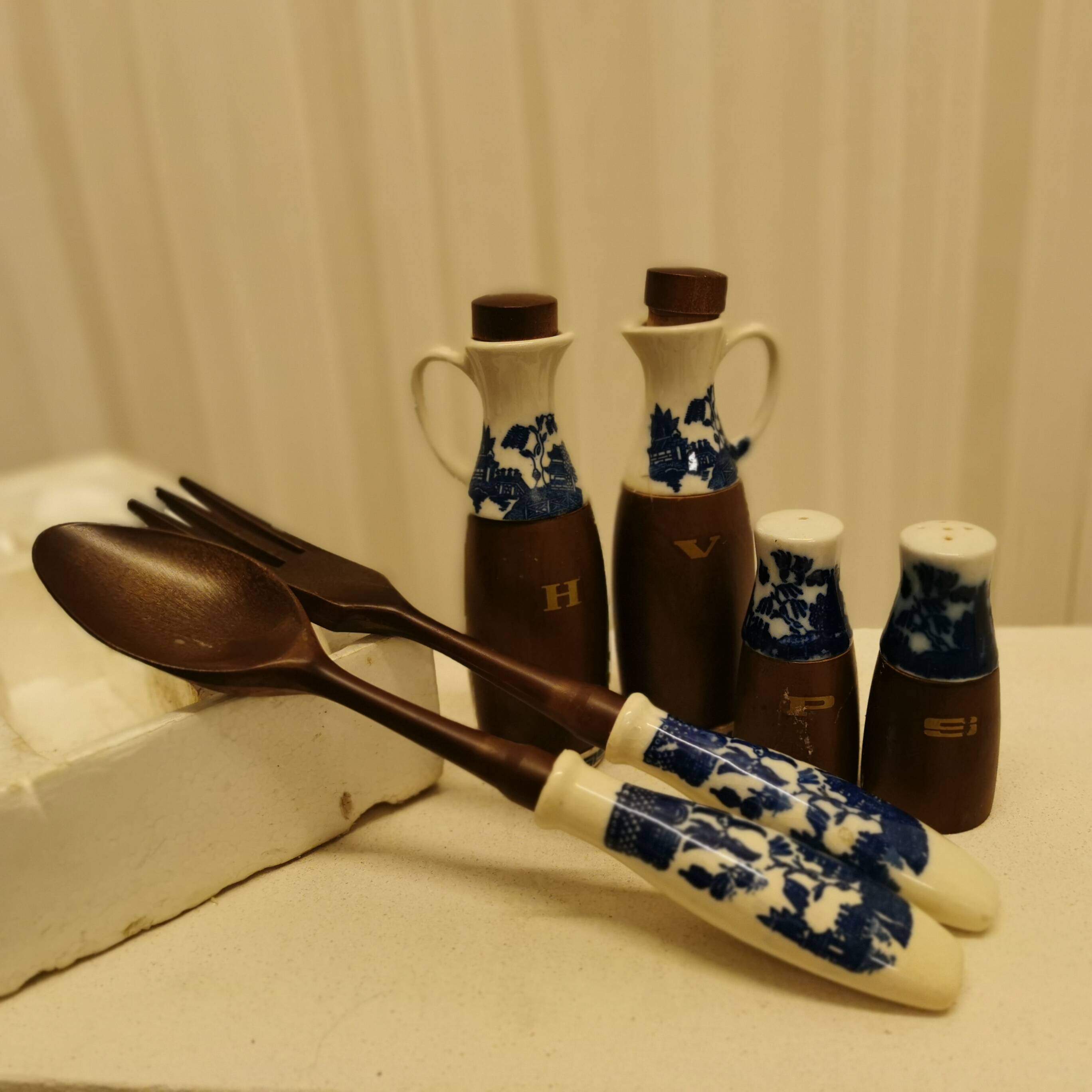 Porcelain and wood salad service