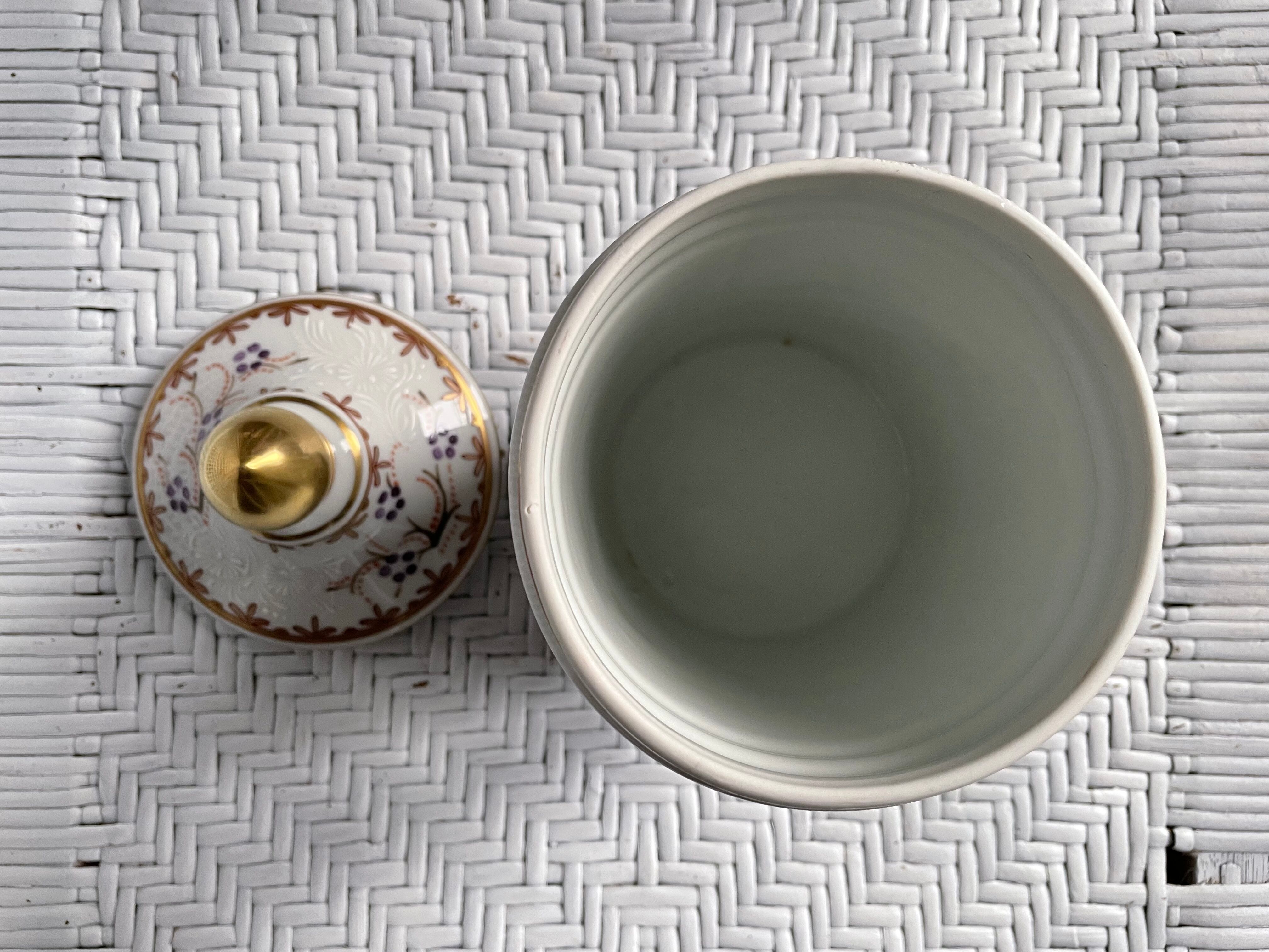 Twentieth century Paris porcelain pharmacy pot