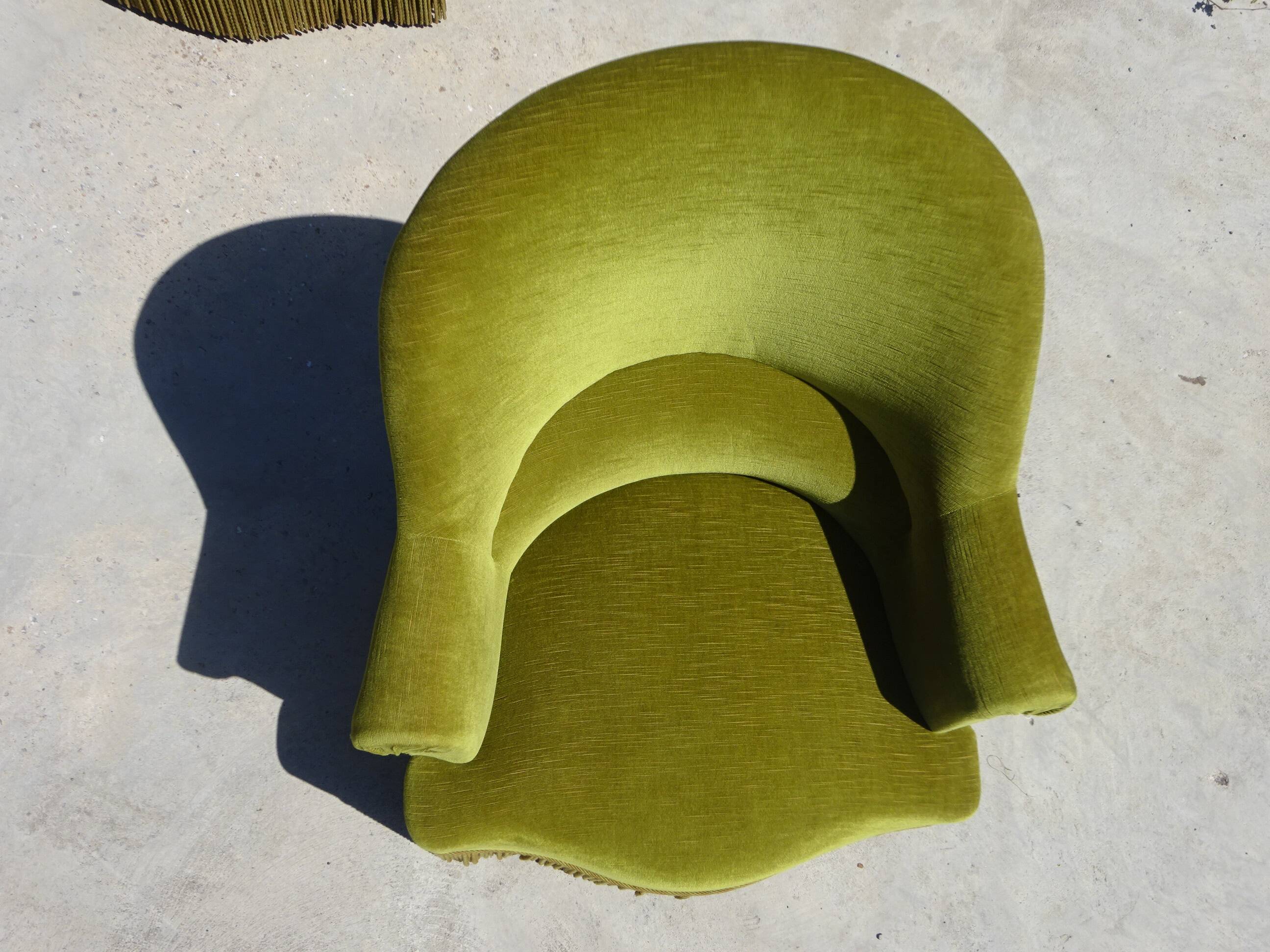 Paire de fauteuils crapauds en velours vert