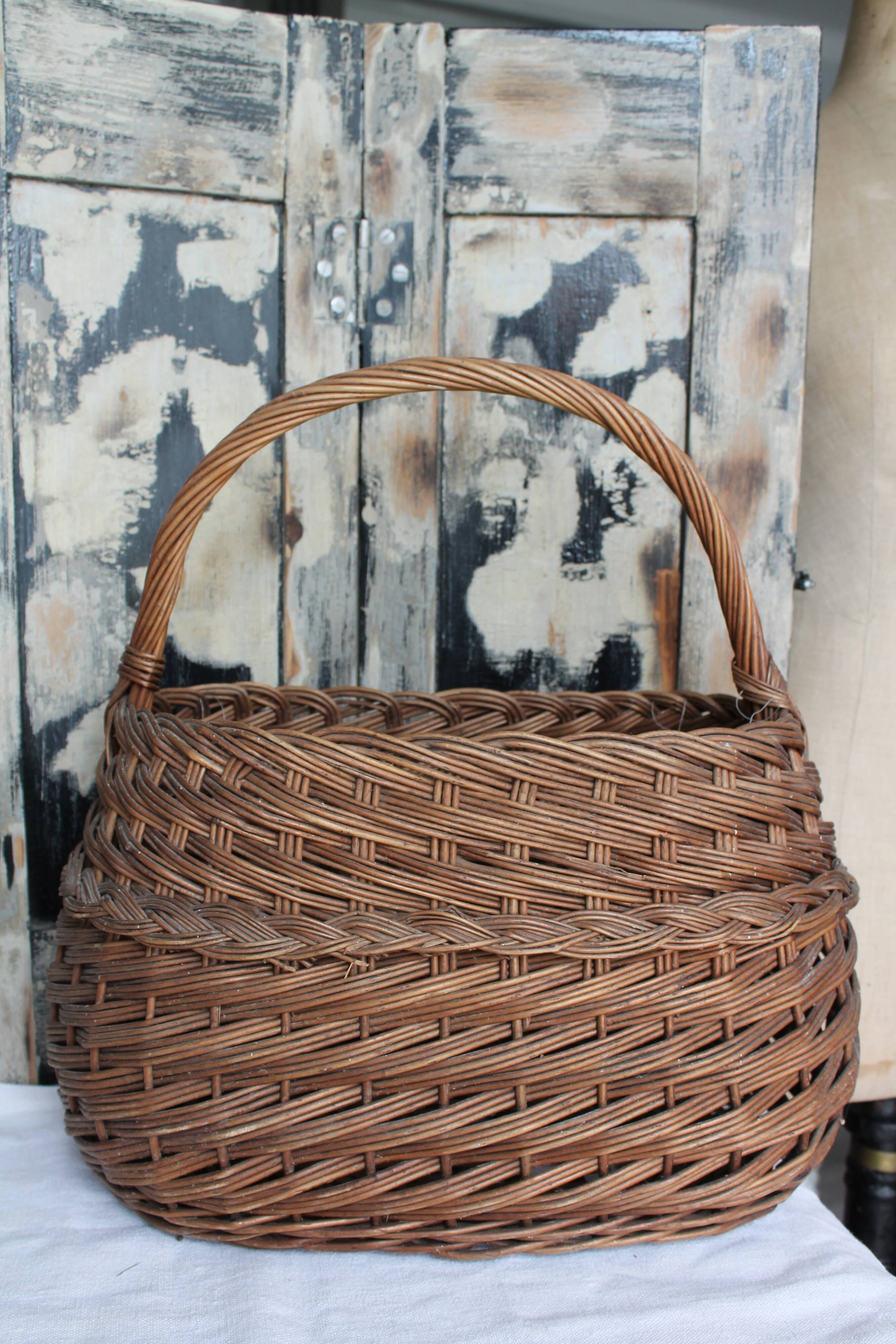Racing vintage 1960s wicker basket