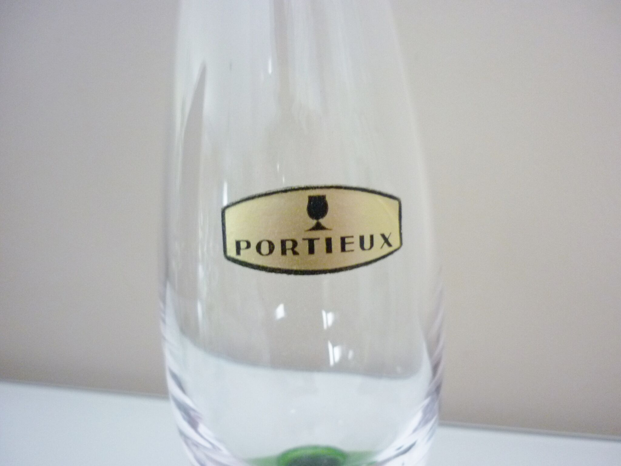 Service à liqueurs, verre soufflé, signé Portieux, 1 carafe & 6 verres sur pieds
