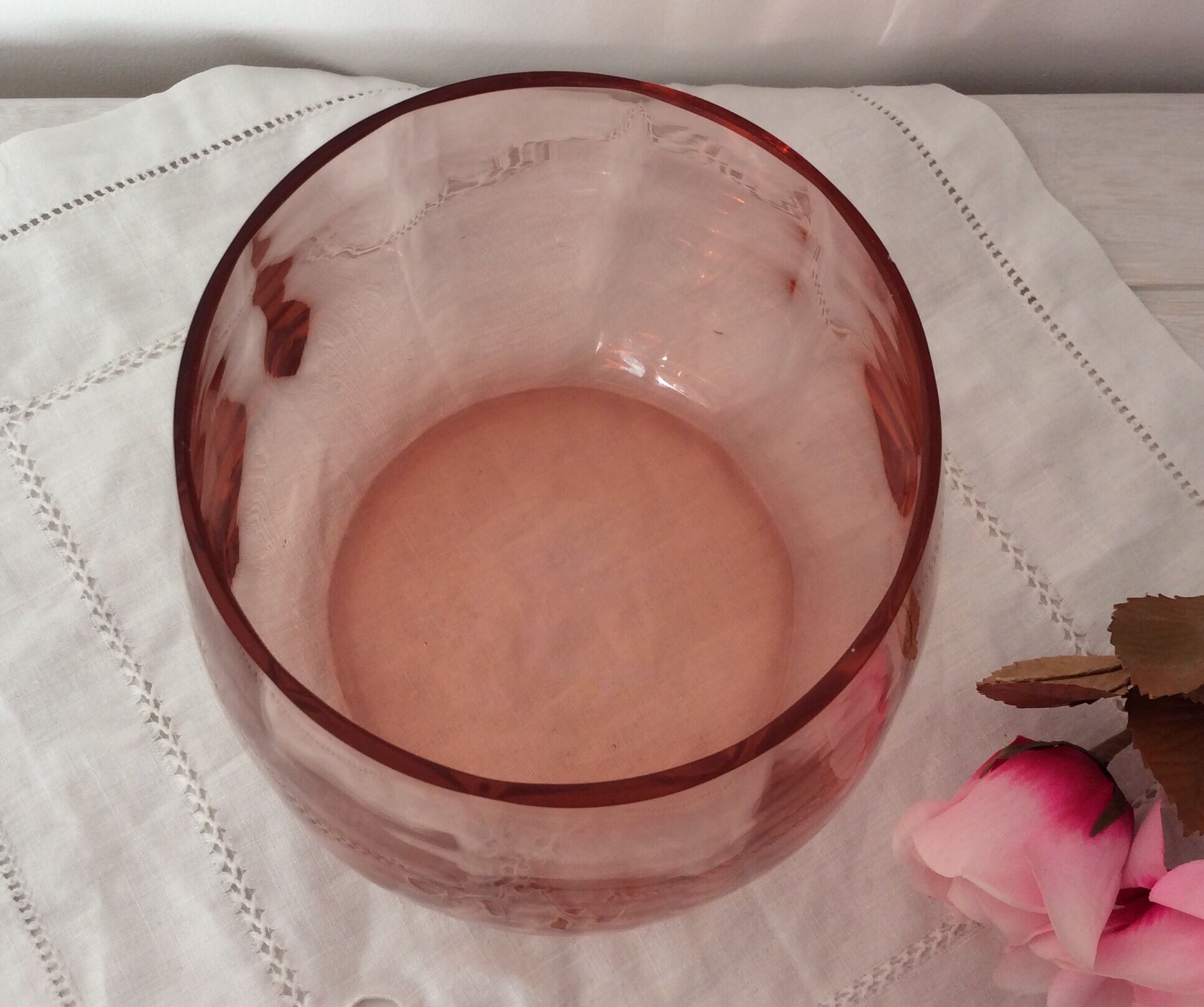 Rounded vase salmon pink glass - vintage