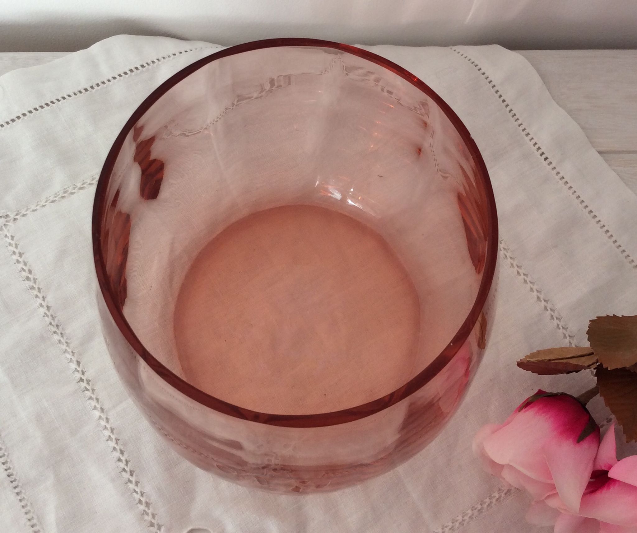 Vase arrondi verre rose saumon - vintage