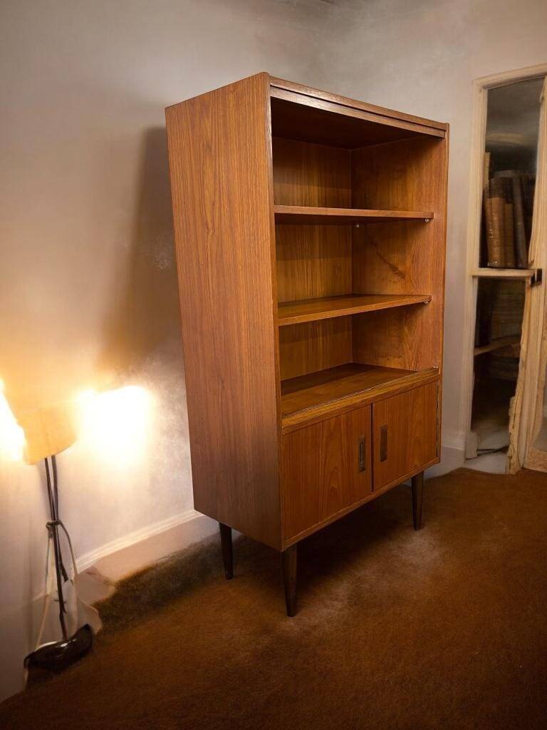 Vintage wooden bookcase/sideboard/bar