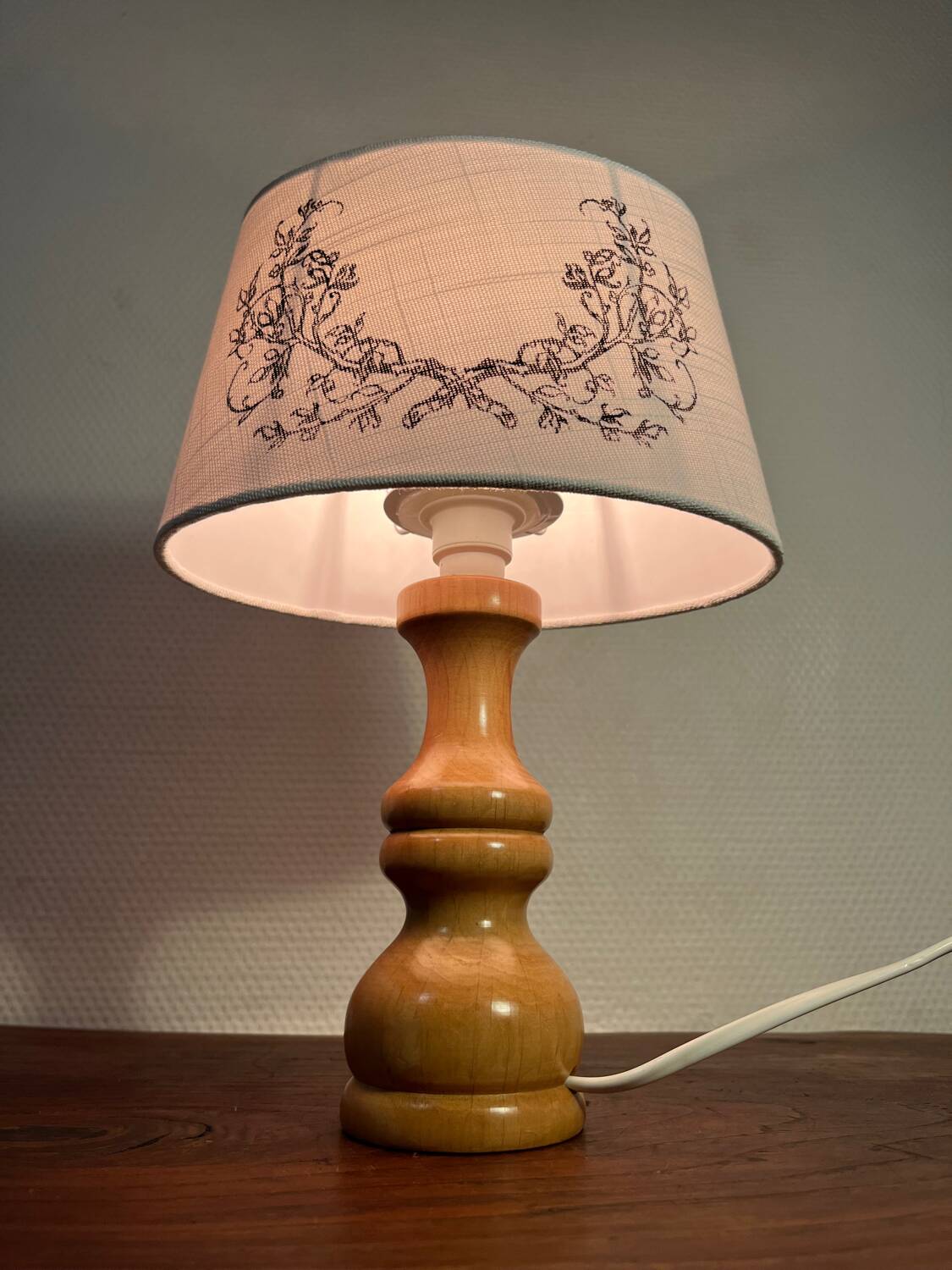 Small table lamp with natural wood base
