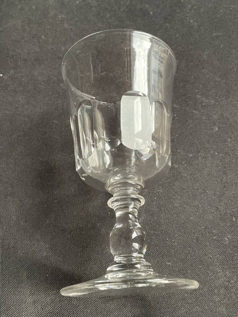 6 White wine glasses – Cut crystal