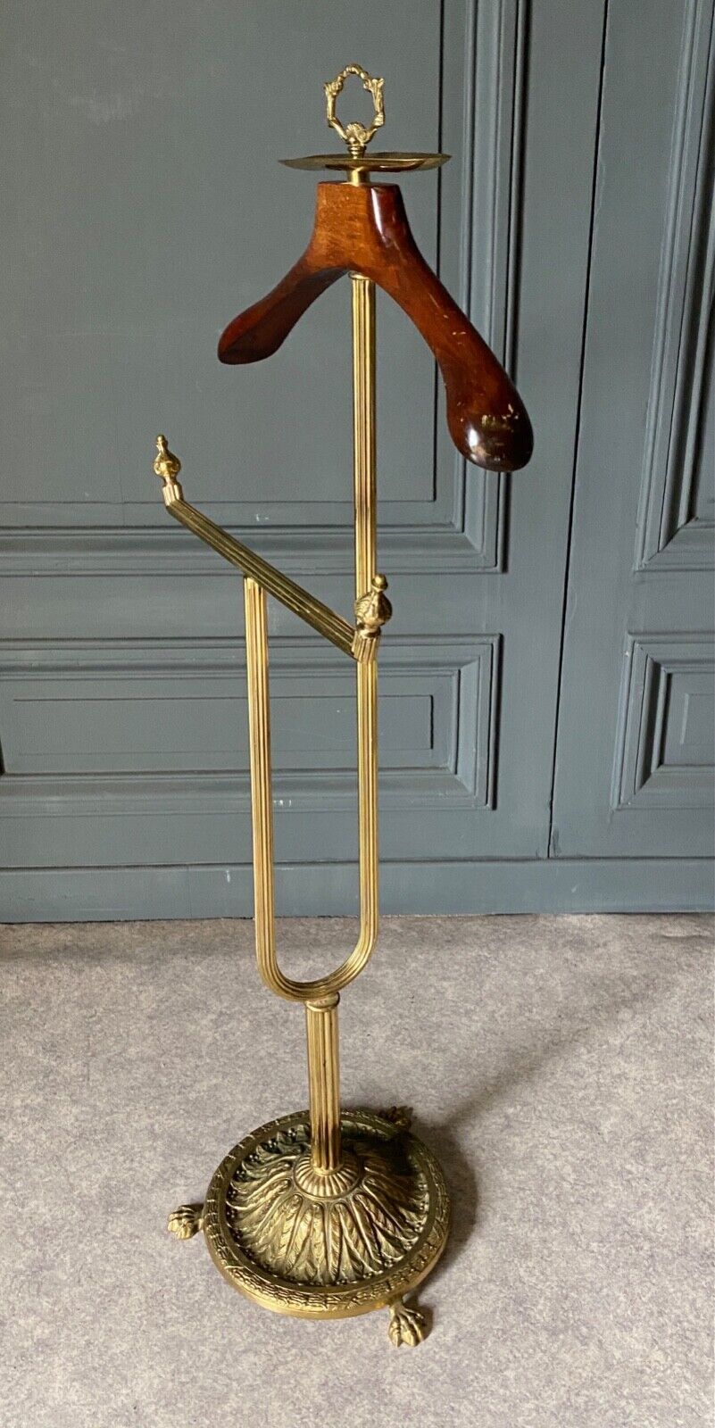 Valet de nuit travail français pieds griffes 1960 brass and wood