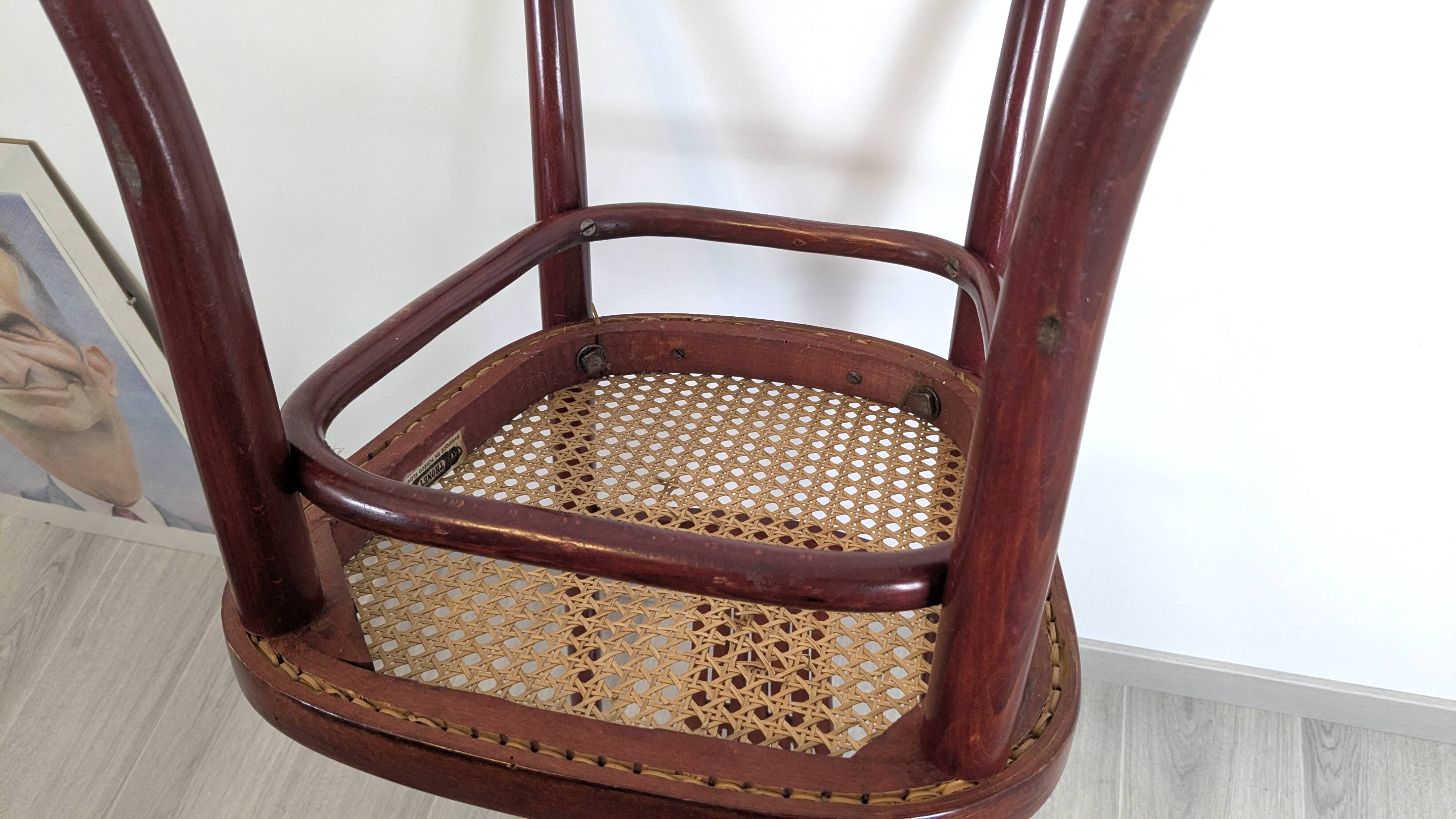 Nursing chair Thonet – Icon of bent wood and Viennese design