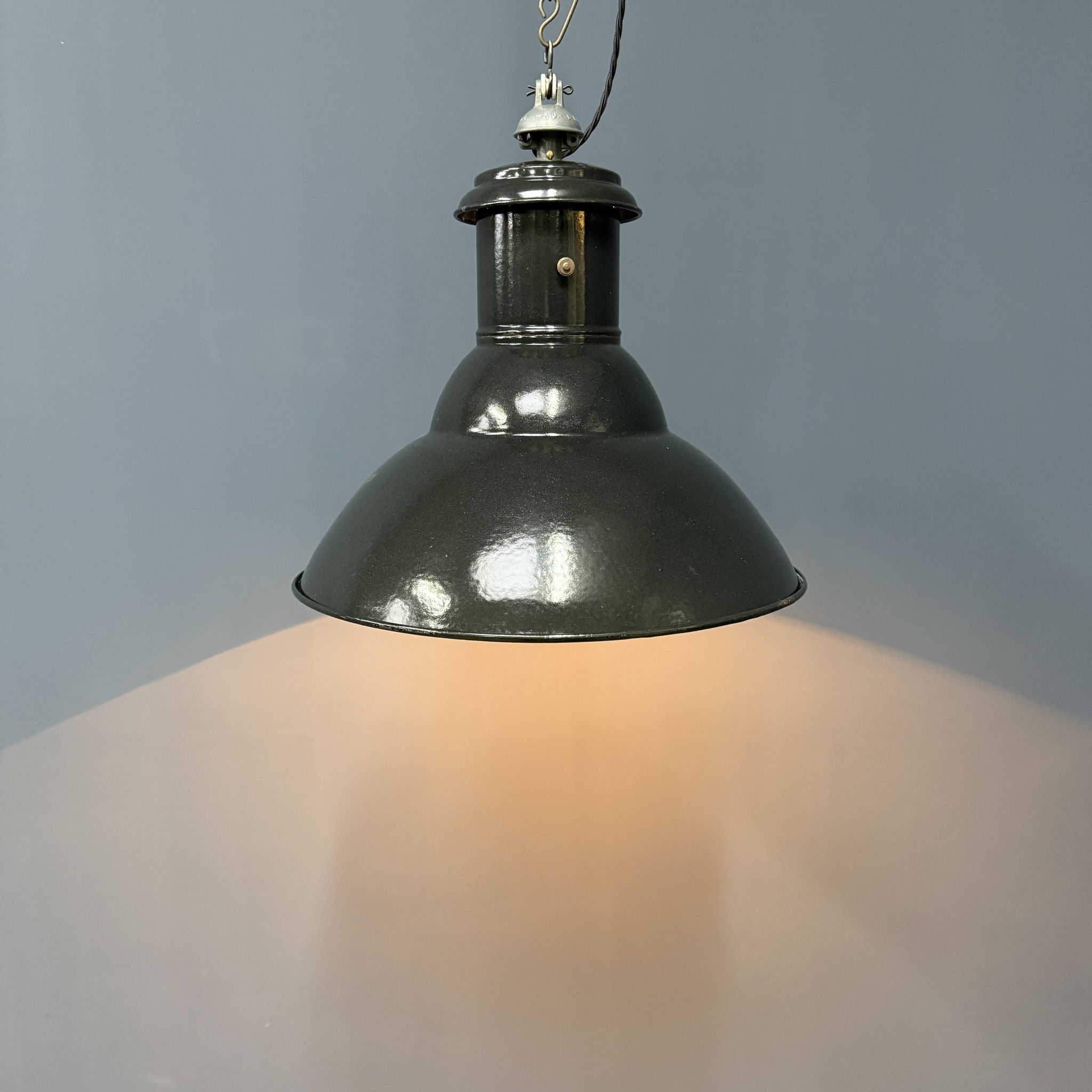 Lampe à suspension industrielle française en émail noir de taille moyenne
