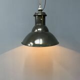 Lampe à suspension industrielle française en émail noir de taille moyenne