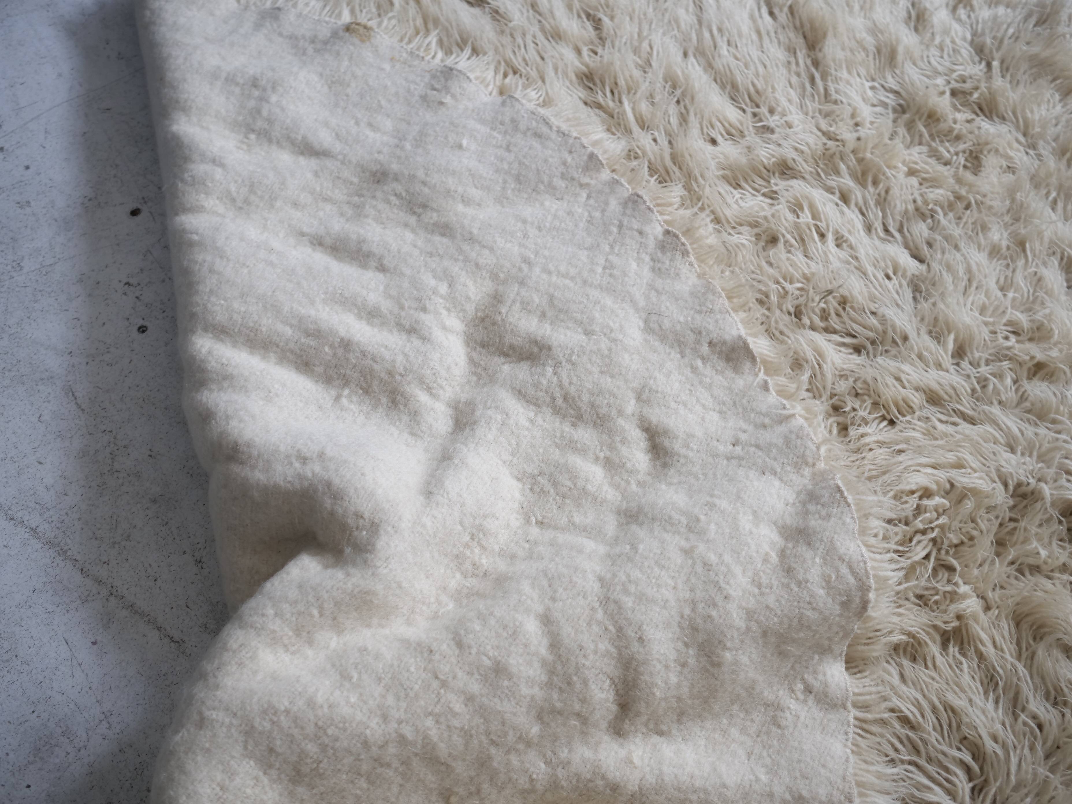 Vintage ecru natural wool round rug