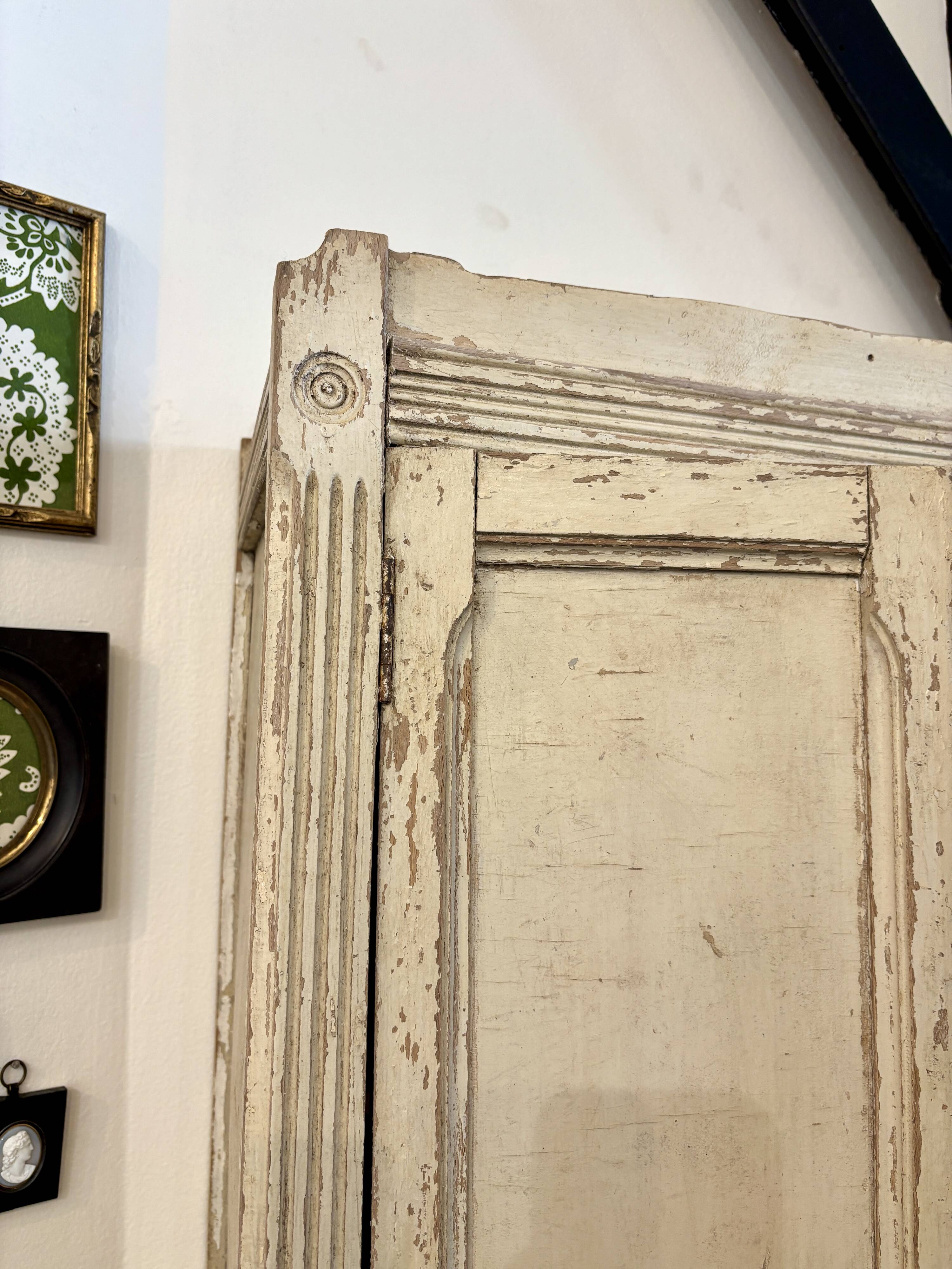 2-door wall cupboard in beige wood ☐ 59 x 50 cm