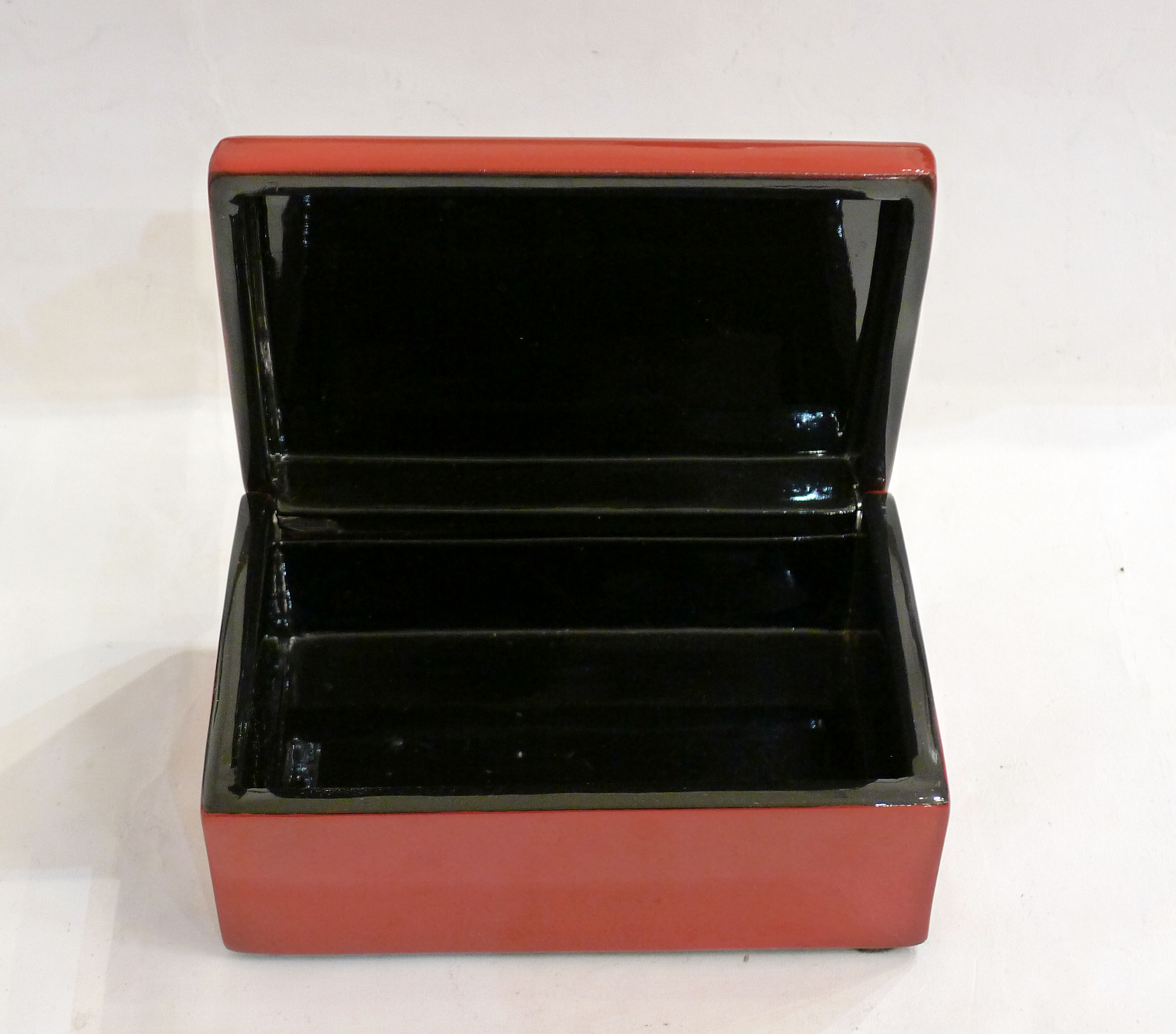 Coffret en bois laqué rouge et décor nacre