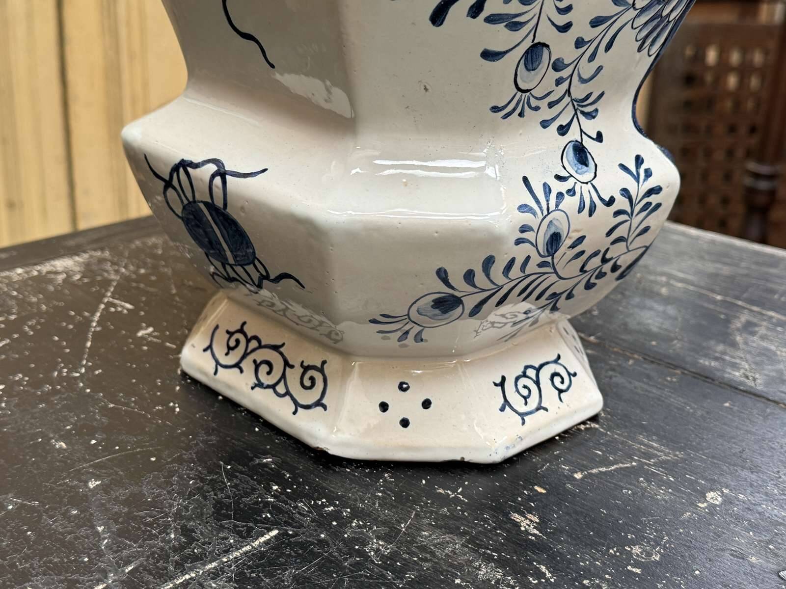 Large baluster vase with parrot - Holland, Delft 19th century